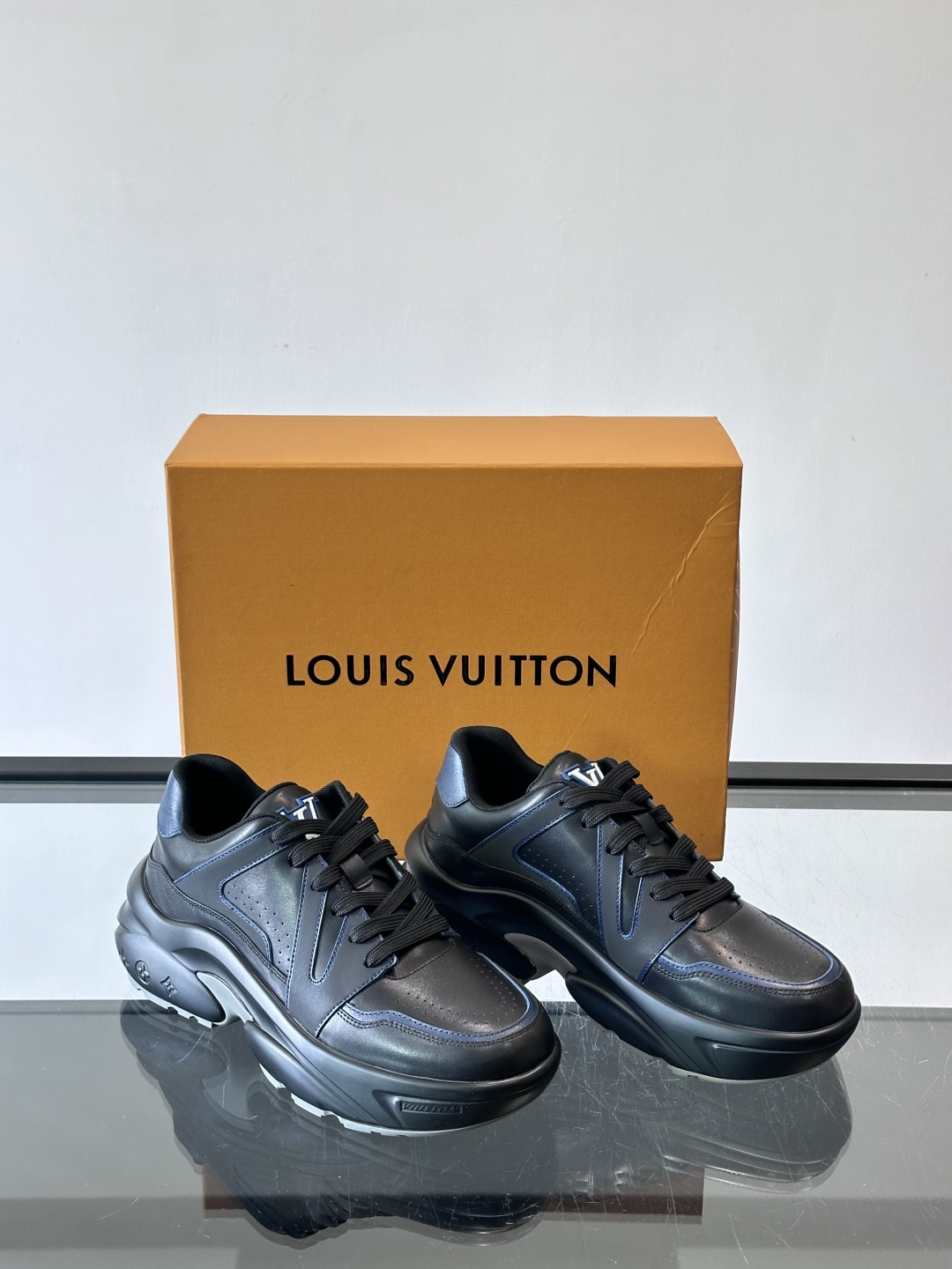 Lv​​男士厚底休闲鞋​​🐼真皮鞋面，透气又耐穿！厚底设计增高显腿长，缓震舒适，日常出街、通勤都OK✨。