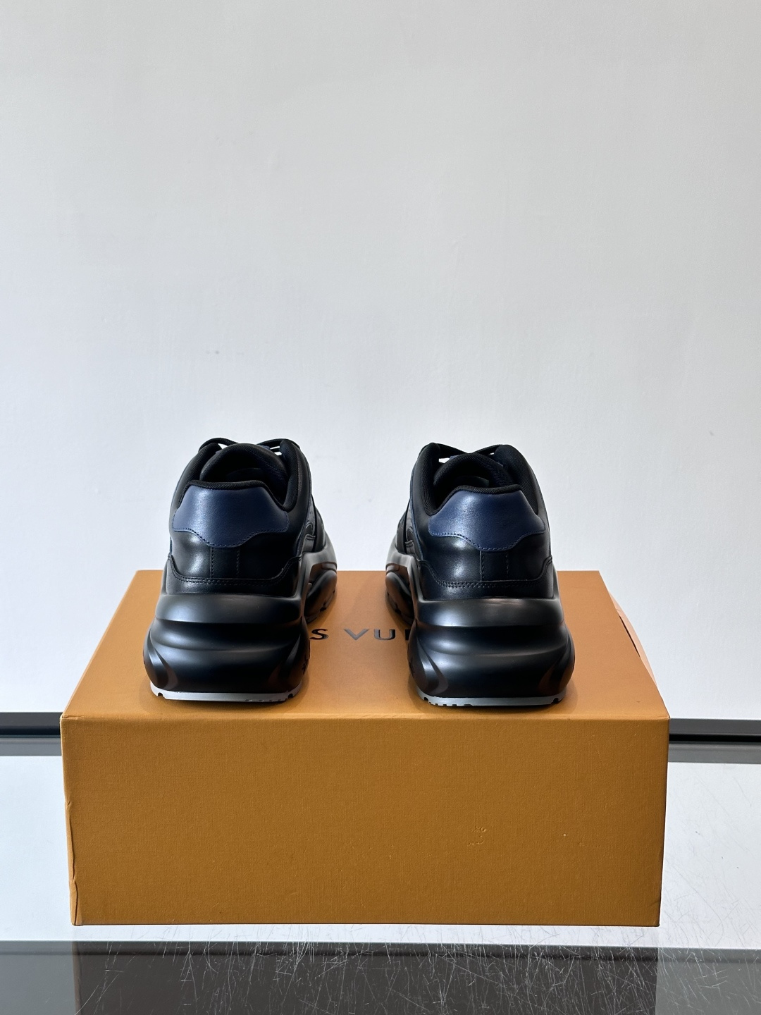 Lv​​男士厚底休闲鞋​​🐼真皮鞋面，透气又耐穿！厚底设计增高显腿长，缓震舒适，日常出街、通勤都OK✨。