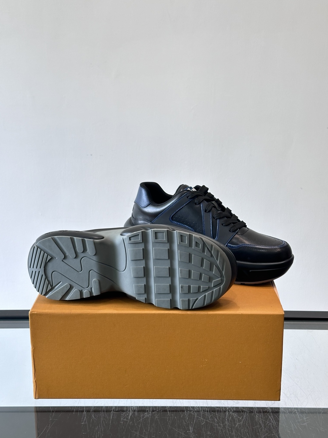 Lv​​男士厚底休闲鞋​​🐼真皮鞋面，透气又耐穿！厚底设计增高显腿长，缓震舒适，日常出街、通勤都OK✨。