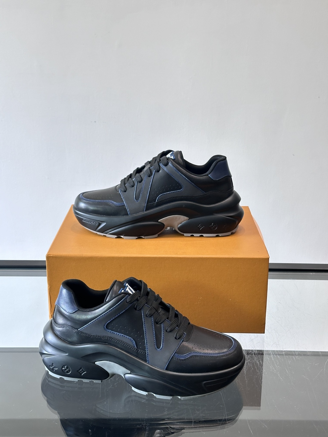 Lv​​男士厚底休闲鞋​​🐼真皮鞋面，透气又耐穿！厚底设计增高显腿长，缓震舒适，日常出街、通勤都OK✨。