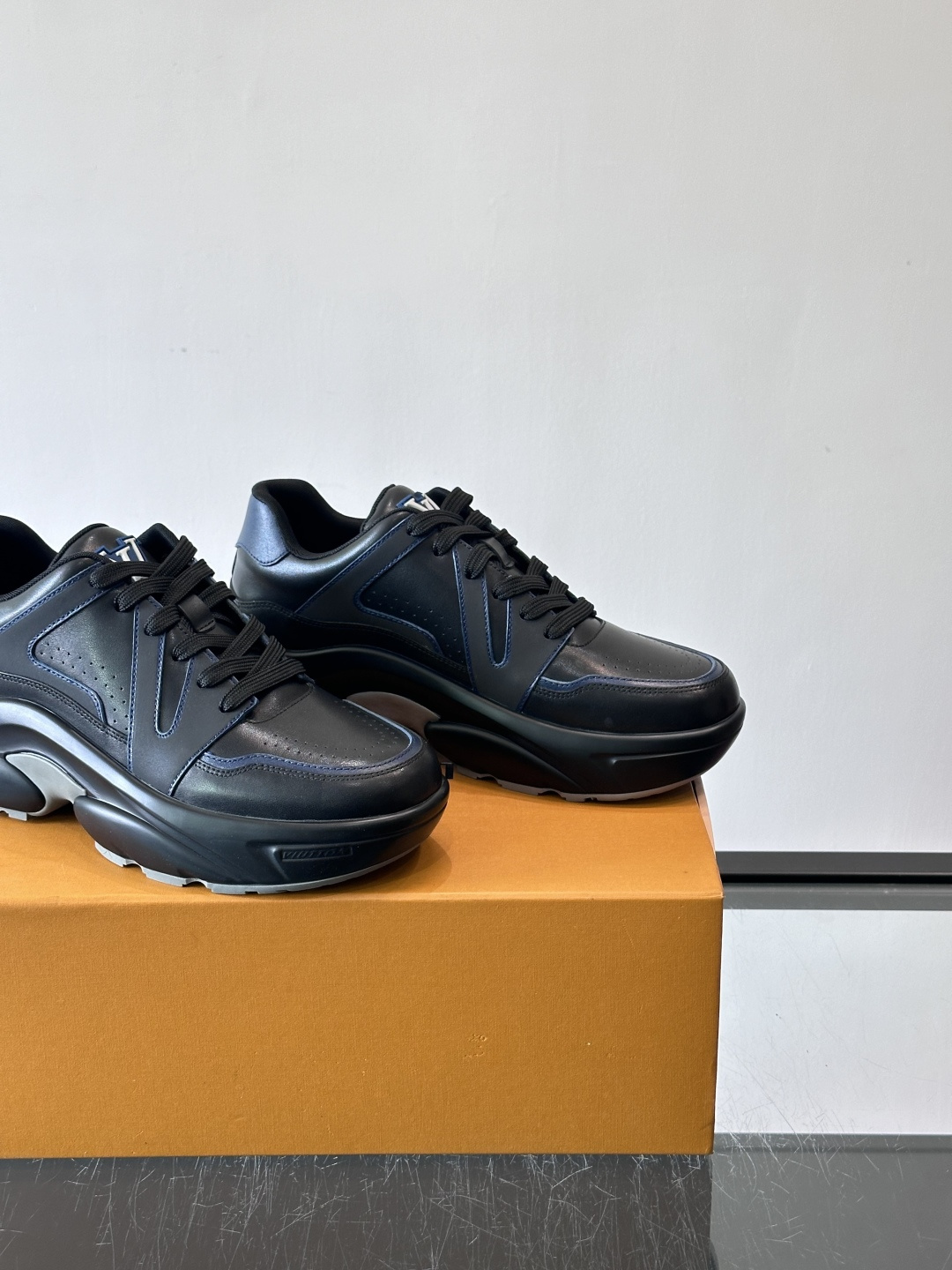 Lv​​男士厚底休闲鞋​​🐼真皮鞋面，透气又耐穿！厚底设计增高显腿长，缓震舒适，日常出街、通勤都OK✨。