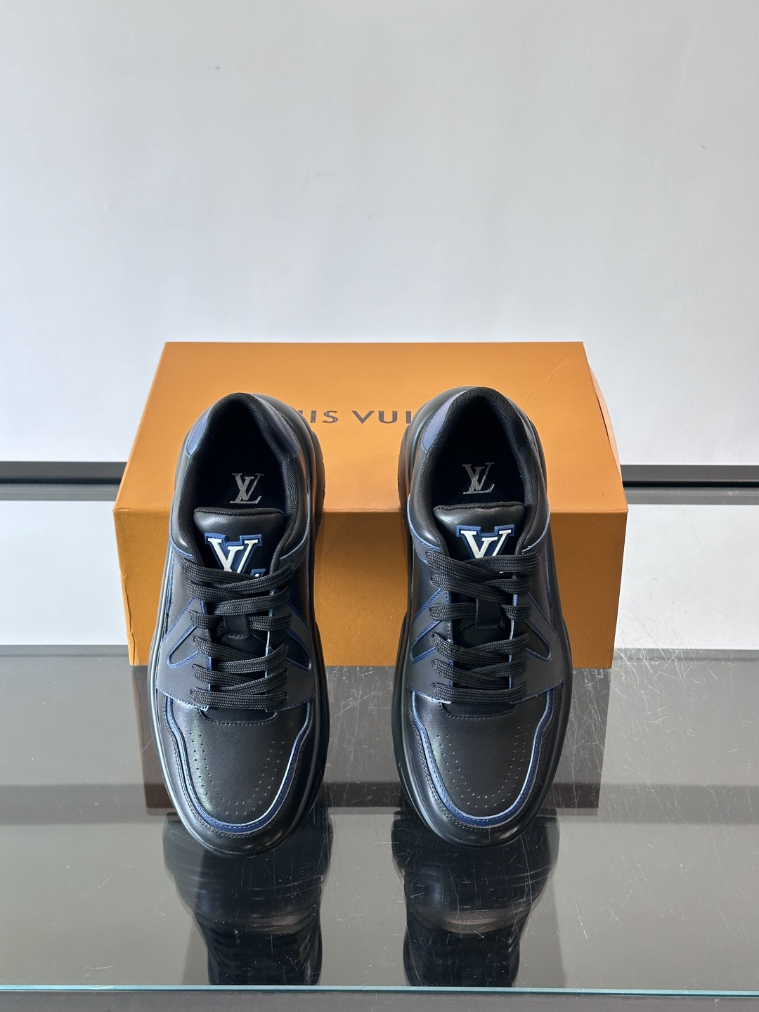 Lv​​男士厚底休闲鞋​​🐼真皮鞋面，透气又耐穿！厚底设计增高显腿长，缓震舒适，日常出街、通勤都OK✨。