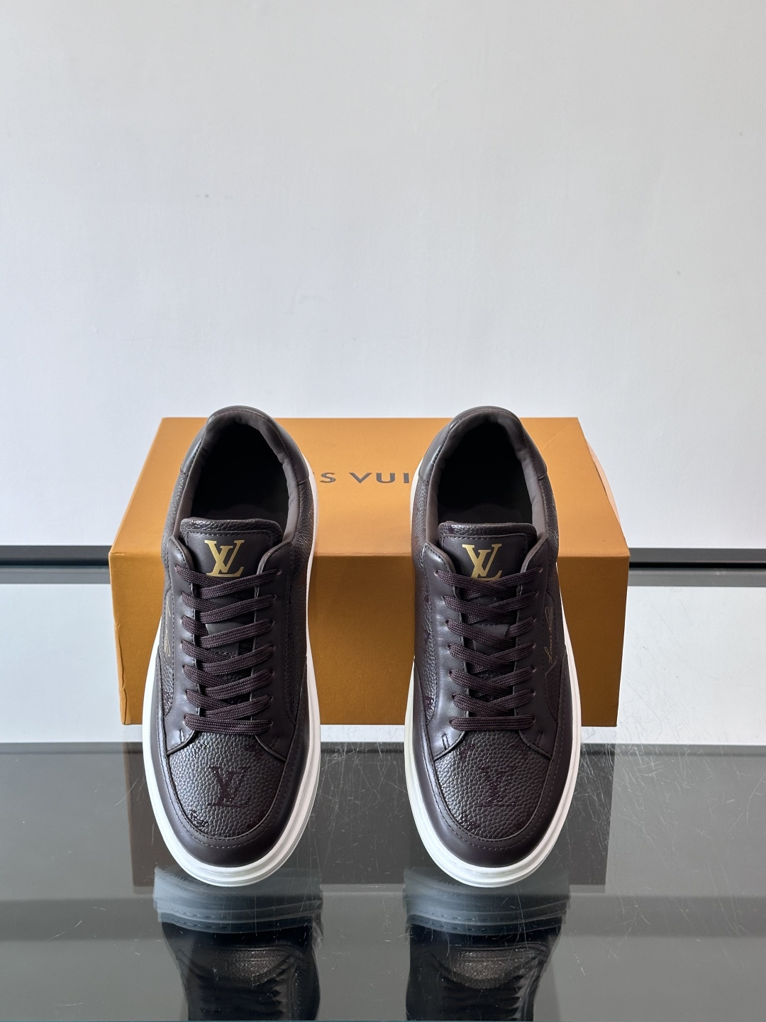 LV Beverly Hills运动鞋采用柔软牛皮，搭配经典Monogram印花，优雅又有辨识度✨。厚实