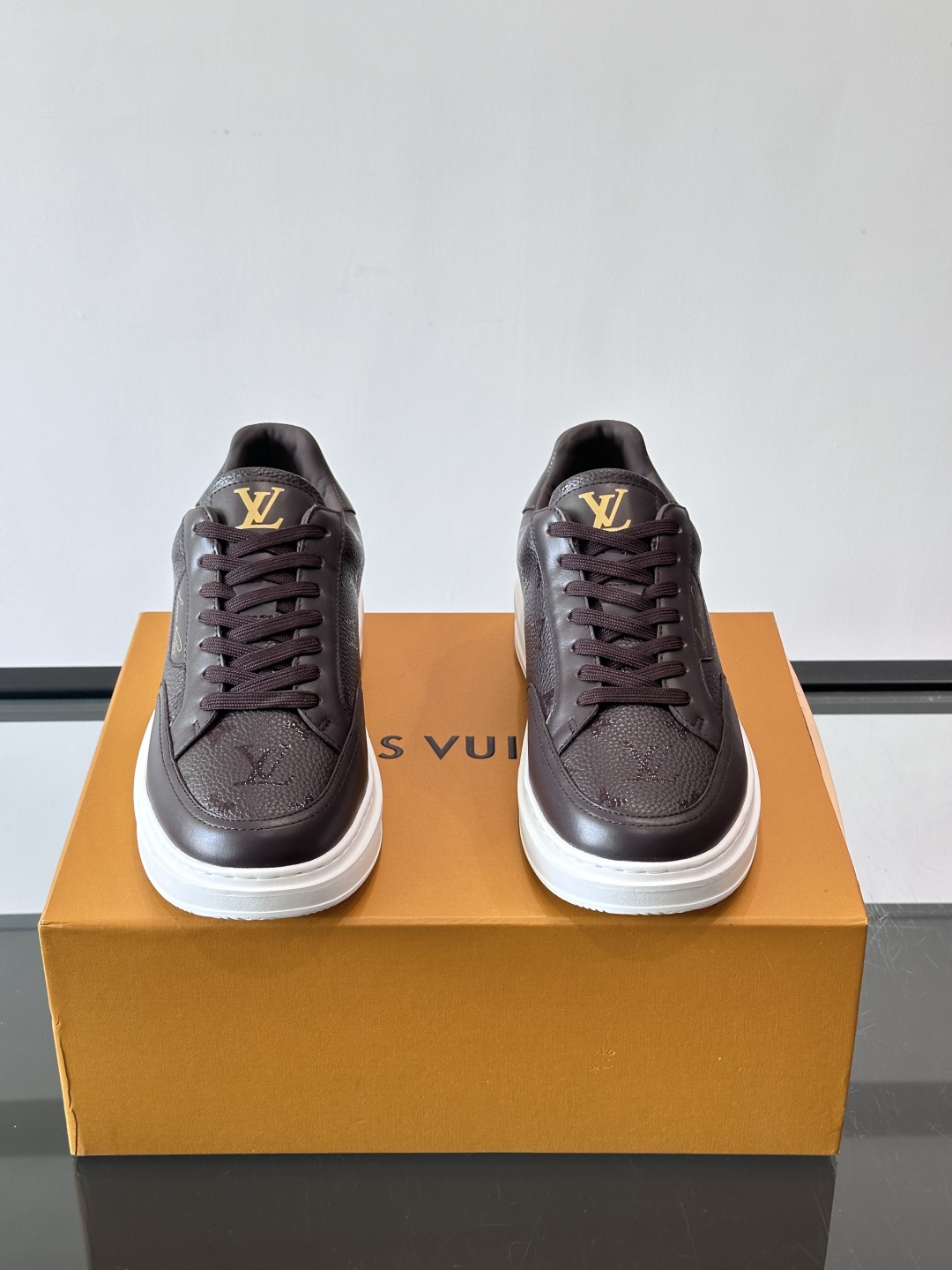 LV Beverly Hills运动鞋采用柔软牛皮，搭配经典Monogram印花，优雅又有辨识度✨。厚实