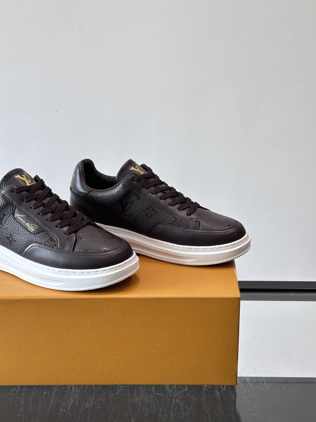 LV Beverly Hills运动鞋采用柔软牛皮，搭配经典Monogram印花，优雅又有辨识度✨。厚实