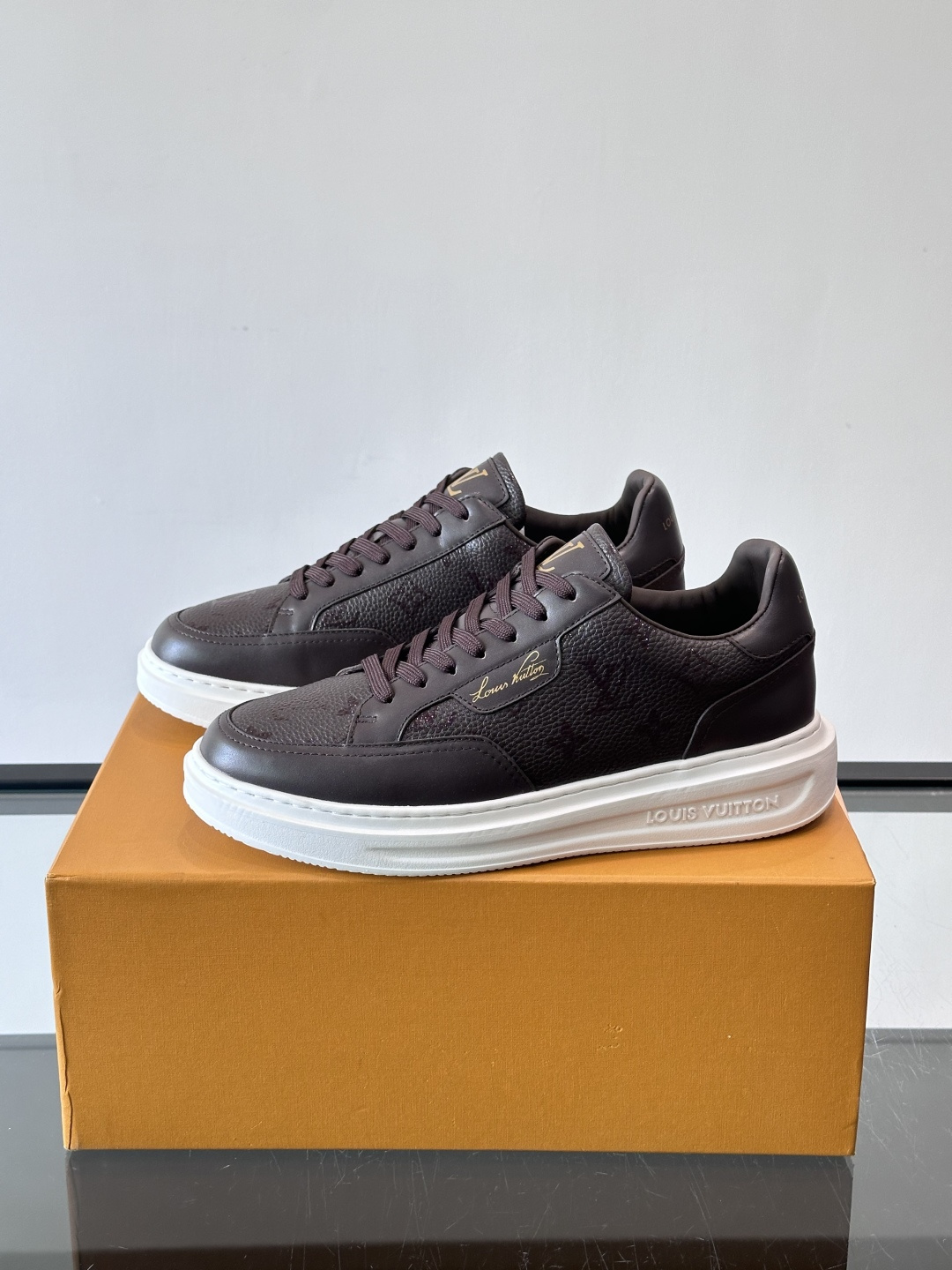 LV Beverly Hills运动鞋采用柔软牛皮，搭配经典Monogram印花，优雅又有辨识度✨。厚实