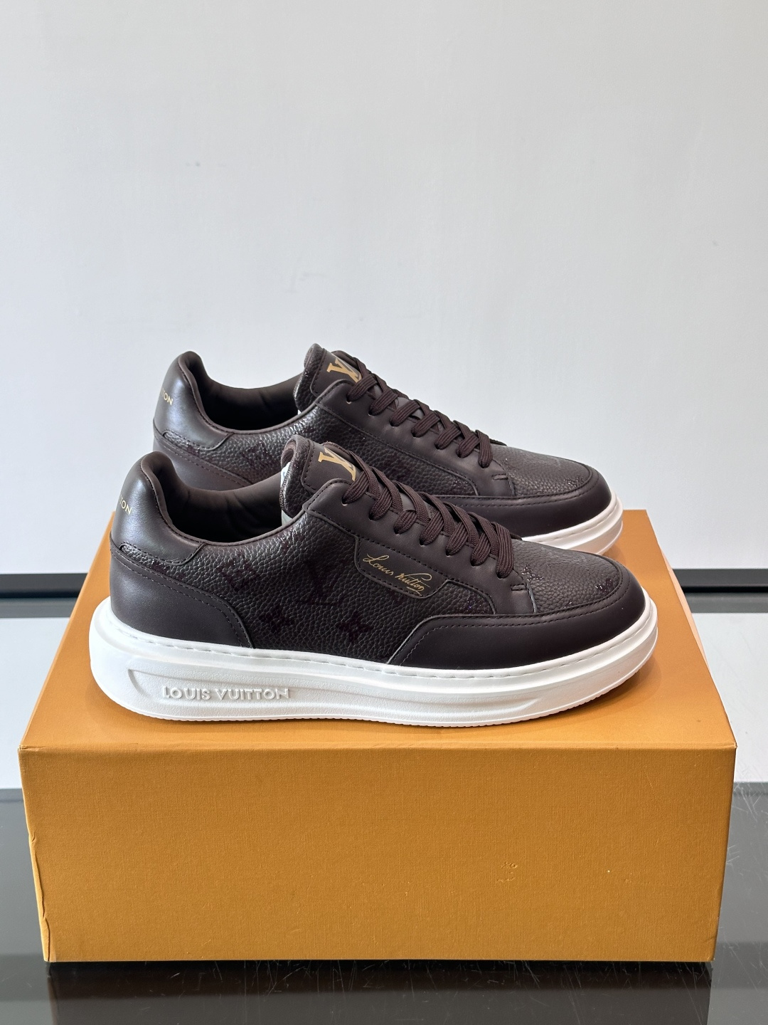 LV Beverly Hills运动鞋采用柔软牛皮，搭配经典Monogram印花，优雅又有辨识度✨。厚实