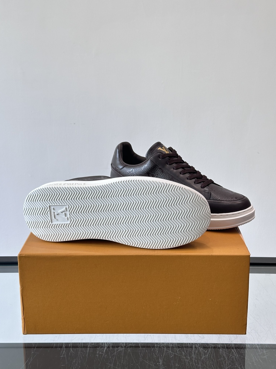 LV Beverly Hills运动鞋采用柔软牛皮，搭配经典Monogram印花，优雅又有辨识度✨。厚实