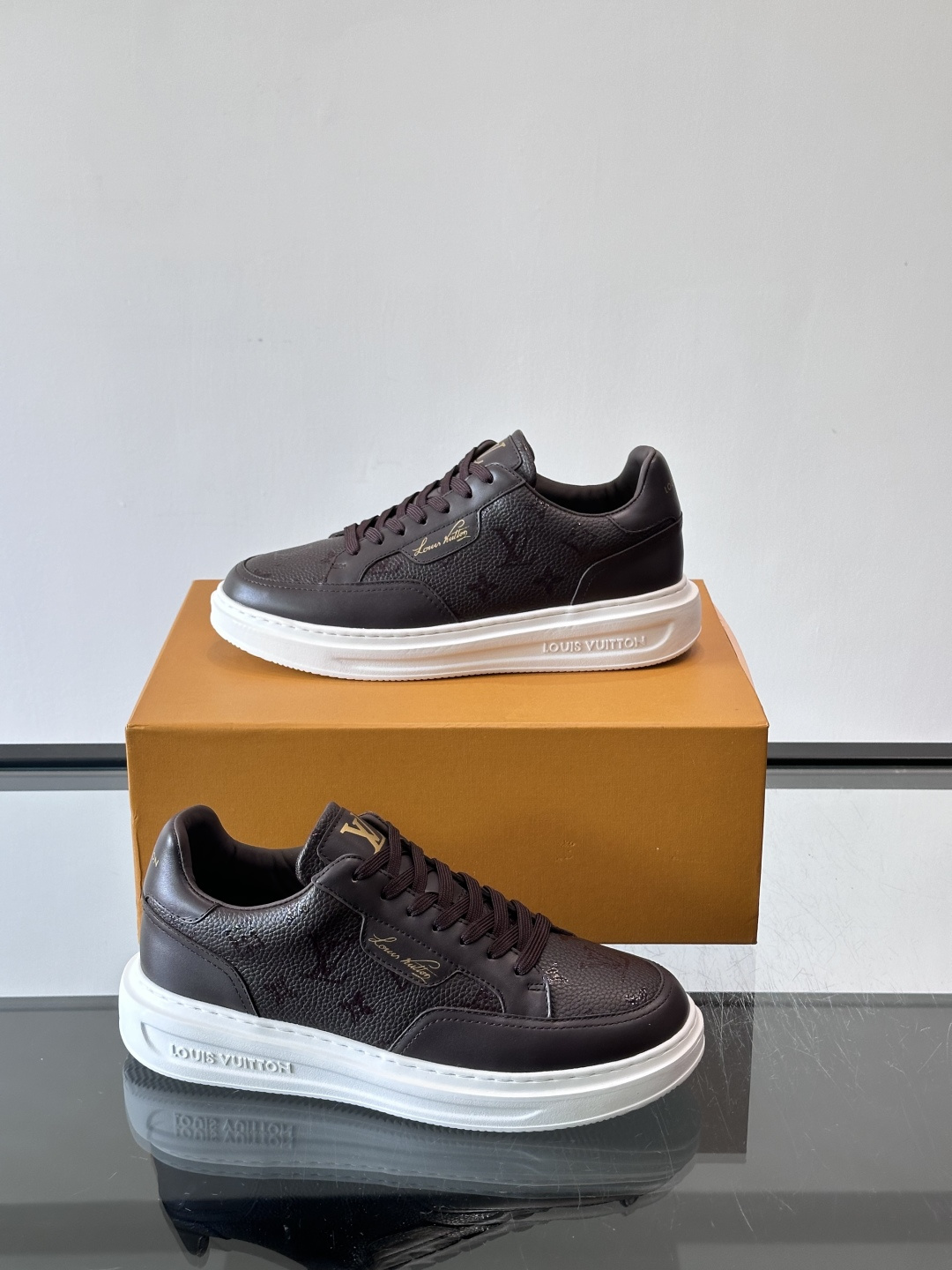 LV Beverly Hills运动鞋采用柔软牛皮，搭配经典Monogram印花，优雅又有辨识度✨。厚实