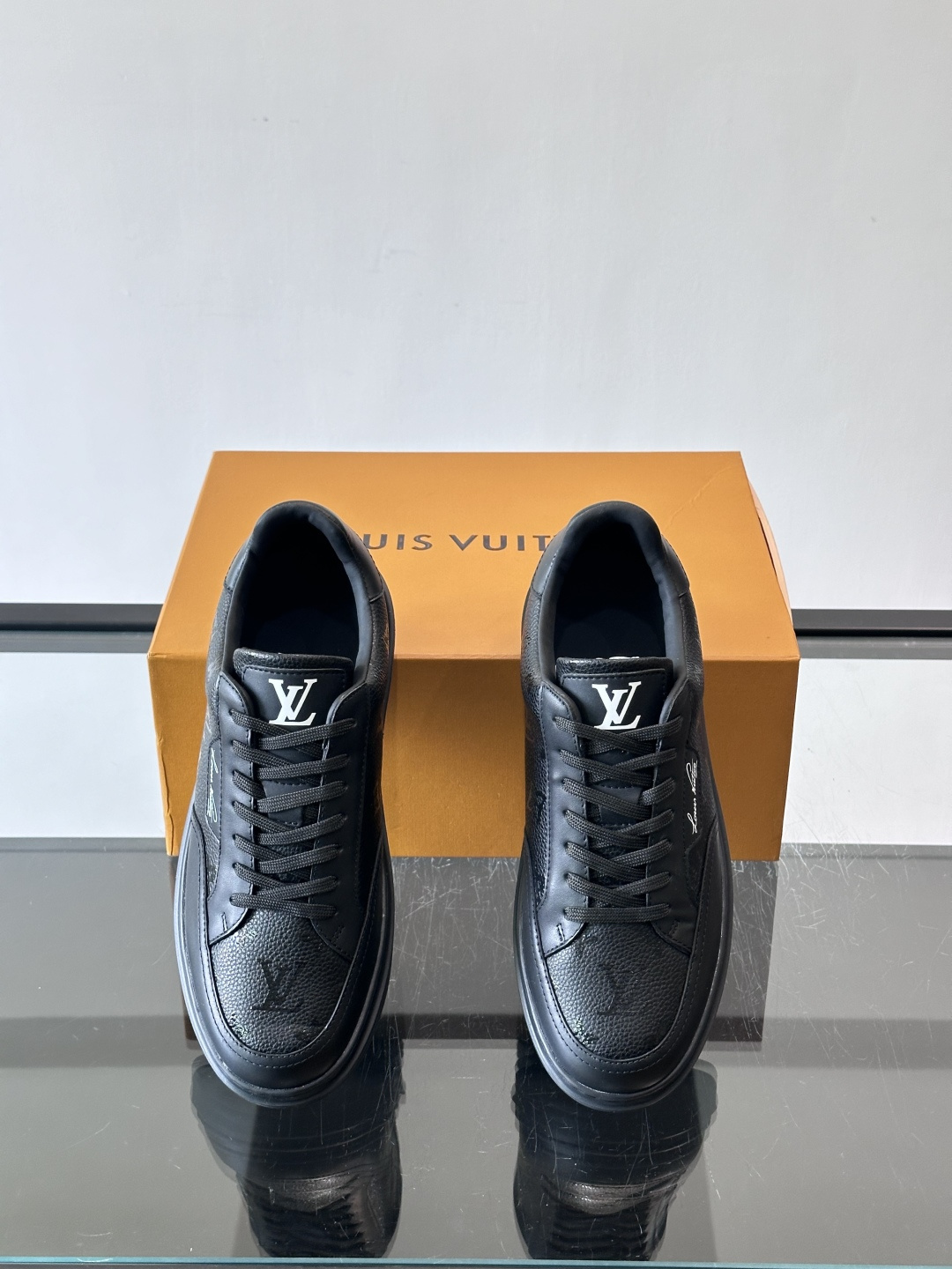 LV Beverly Hills运动鞋采用柔软牛皮，搭配经典Monogram印花，优雅又有辨识度✨。厚实