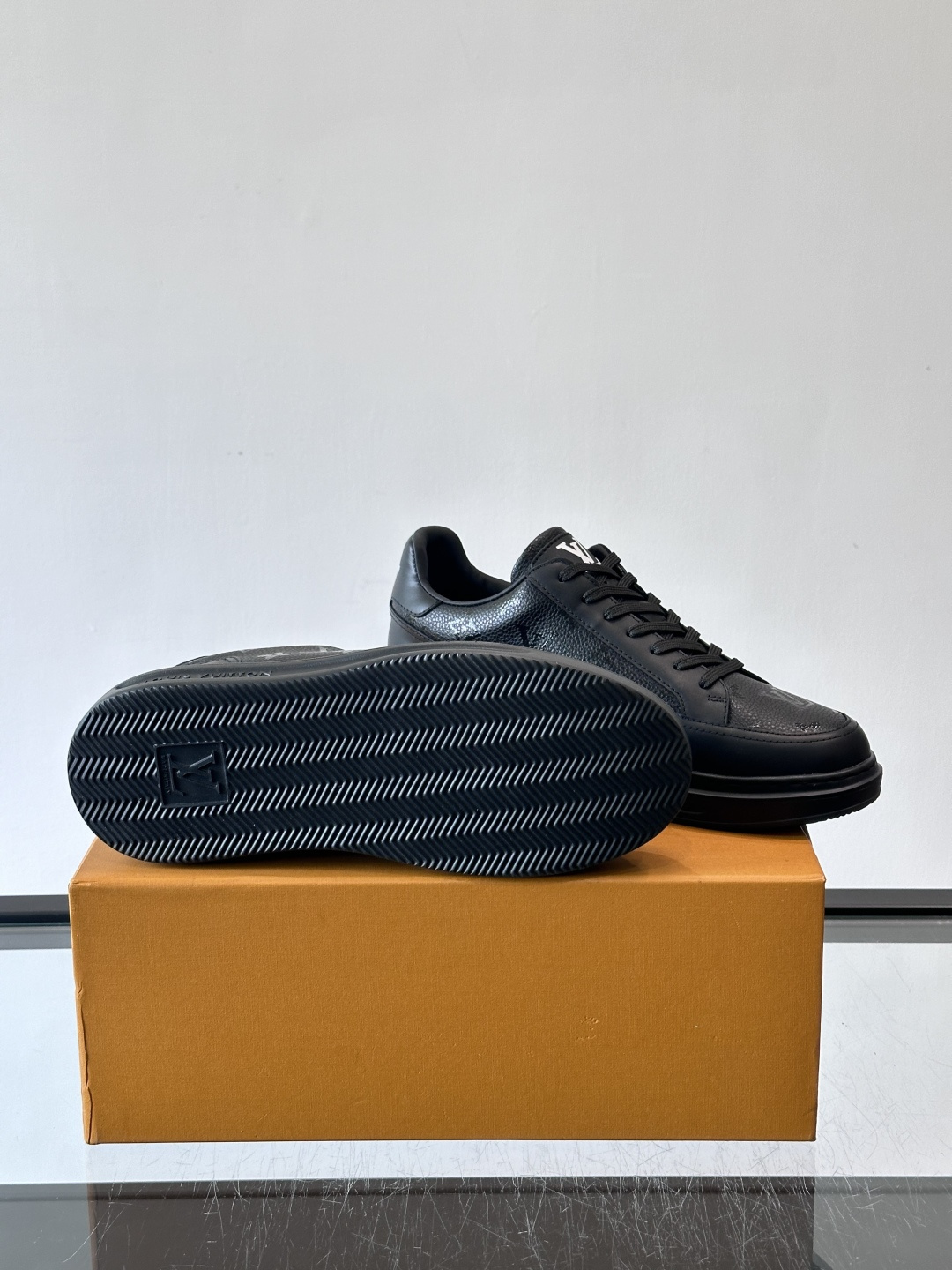 LV Beverly Hills运动鞋采用柔软牛皮，搭配经典Monogram印花，优雅又有辨识度✨。厚实