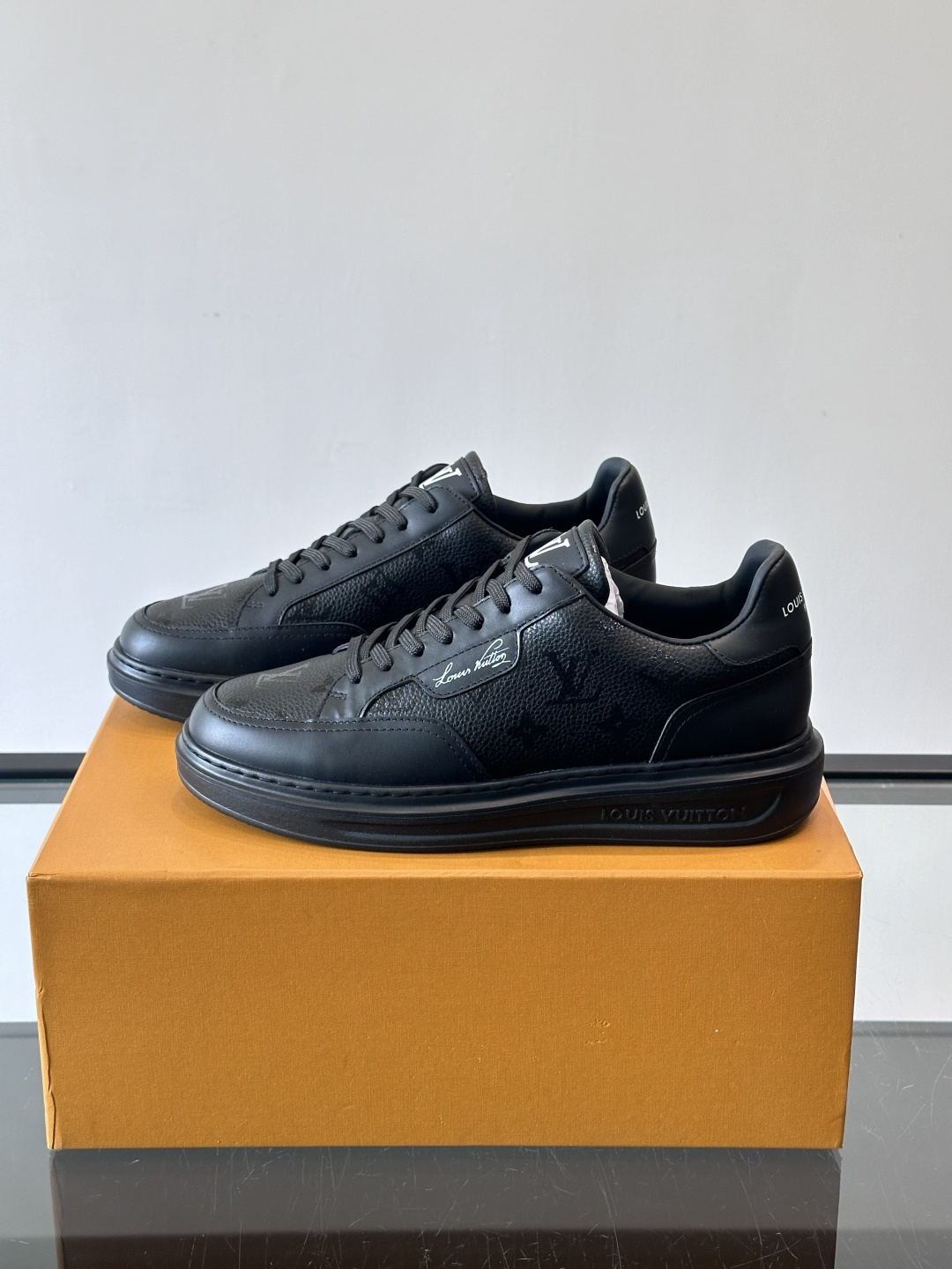 LV Beverly Hills运动鞋采用柔软牛皮，搭配经典Monogram印花，优雅又有辨识度✨。厚实