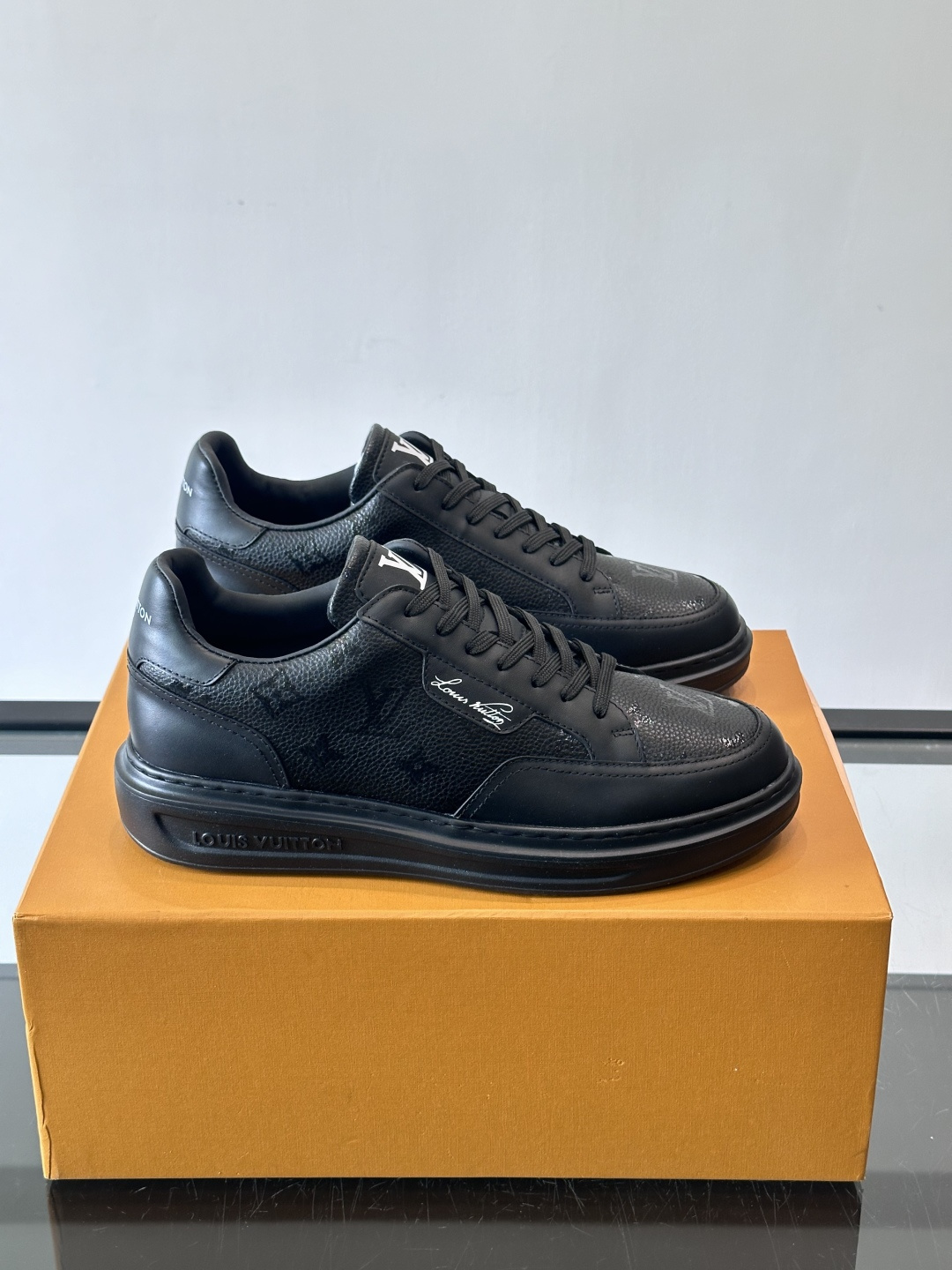 LV Beverly Hills运动鞋采用柔软牛皮，搭配经典Monogram印花，优雅又有辨识度✨。厚实