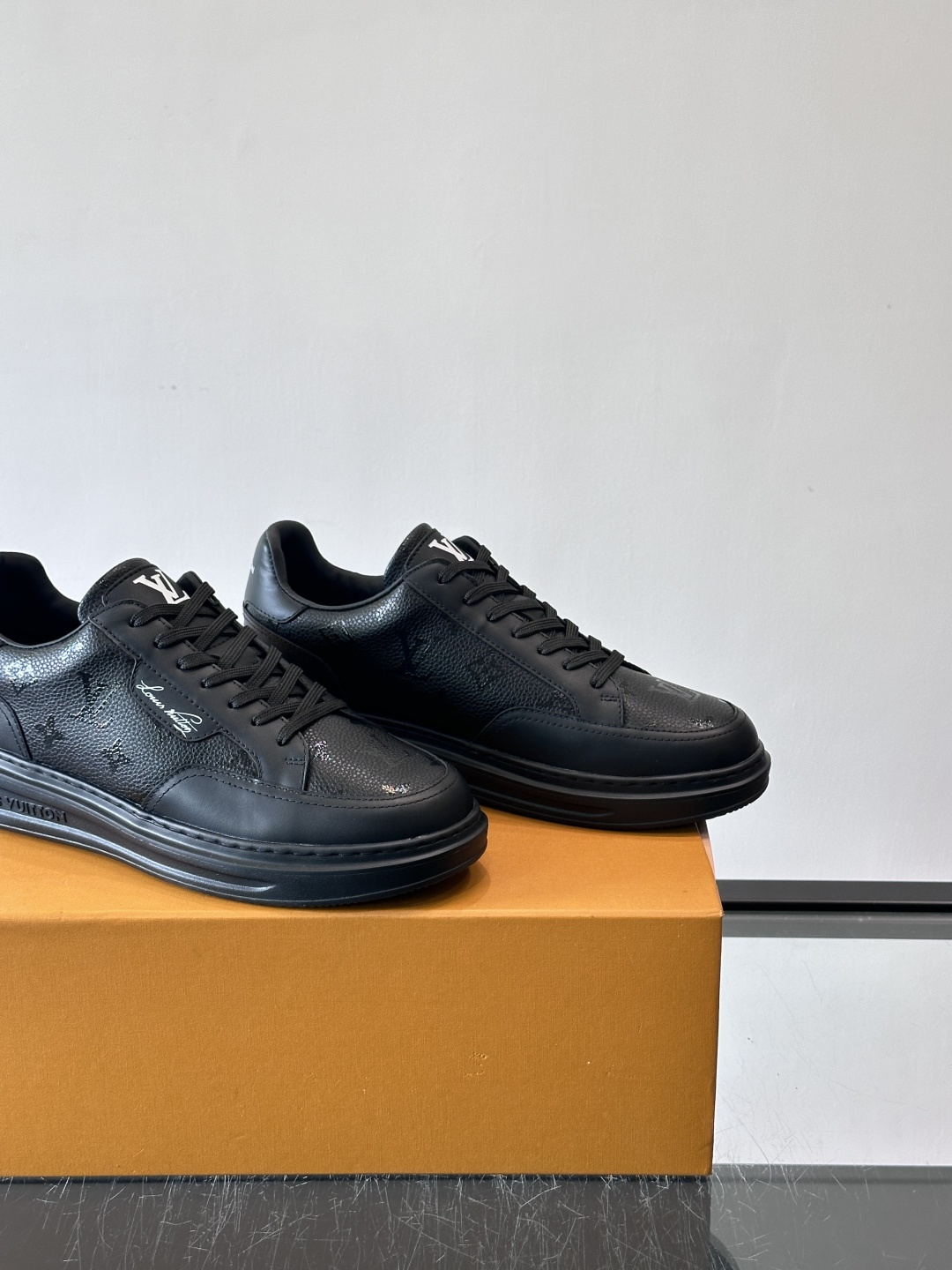 LV Beverly Hills运动鞋采用柔软牛皮，搭配经典Monogram印花，优雅又有辨识度✨。厚实