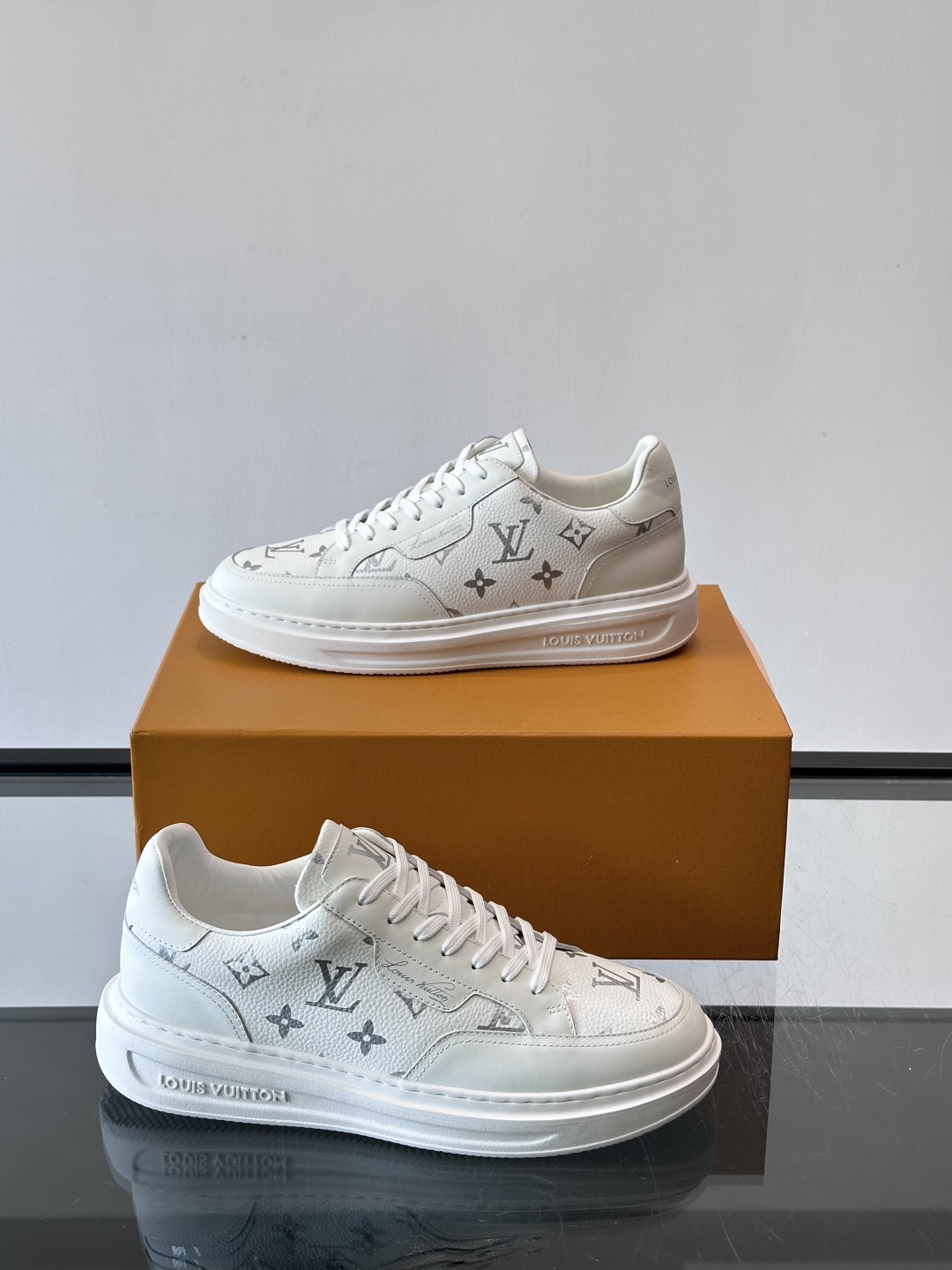 LV Beverly Hills运动鞋采用柔软牛皮，搭配经典Monogram印花，优雅又有辨识度✨。厚实