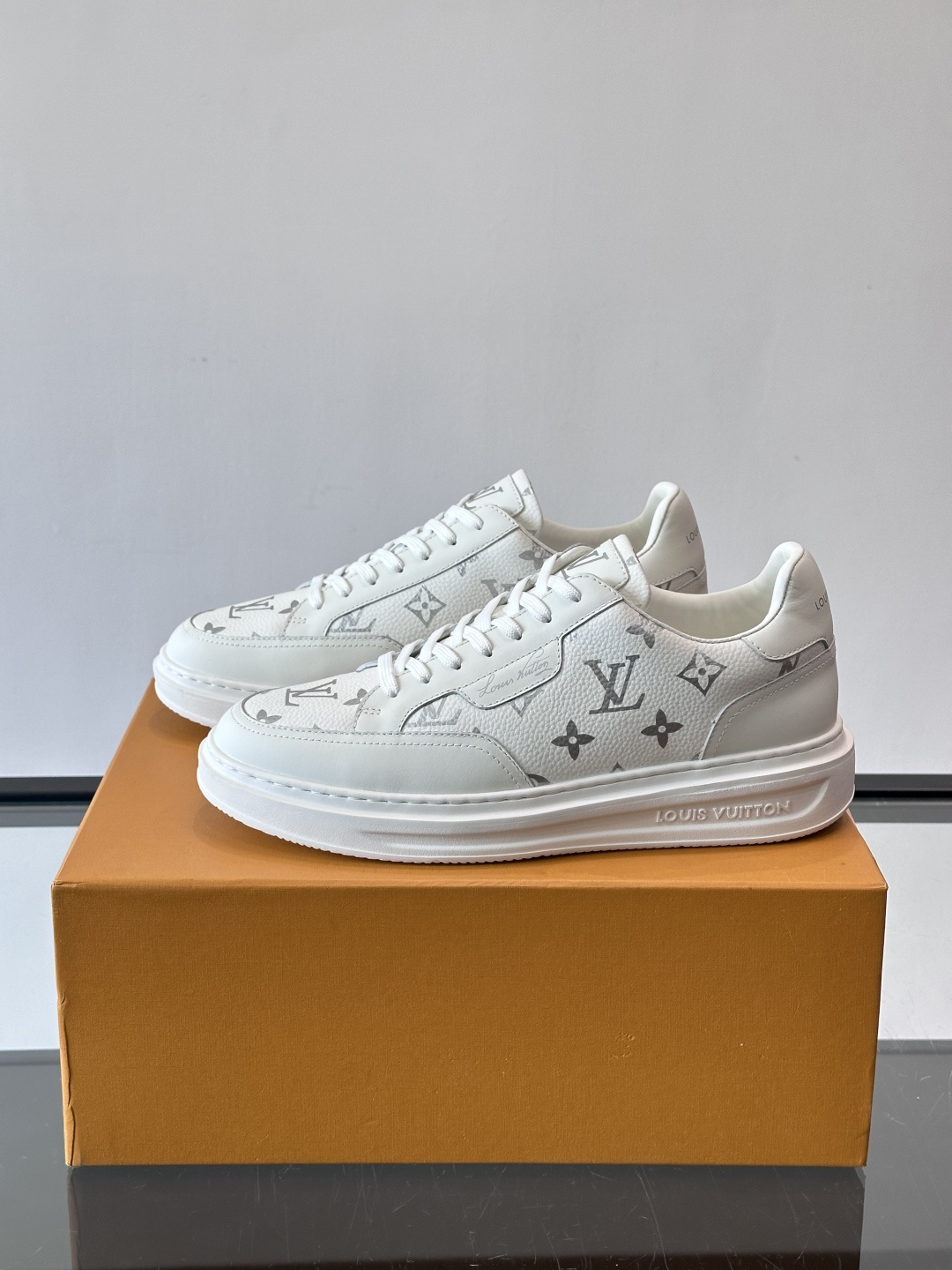 LV Beverly Hills运动鞋采用柔软牛皮，搭配经典Monogram印花，优雅又有辨识度✨。厚实