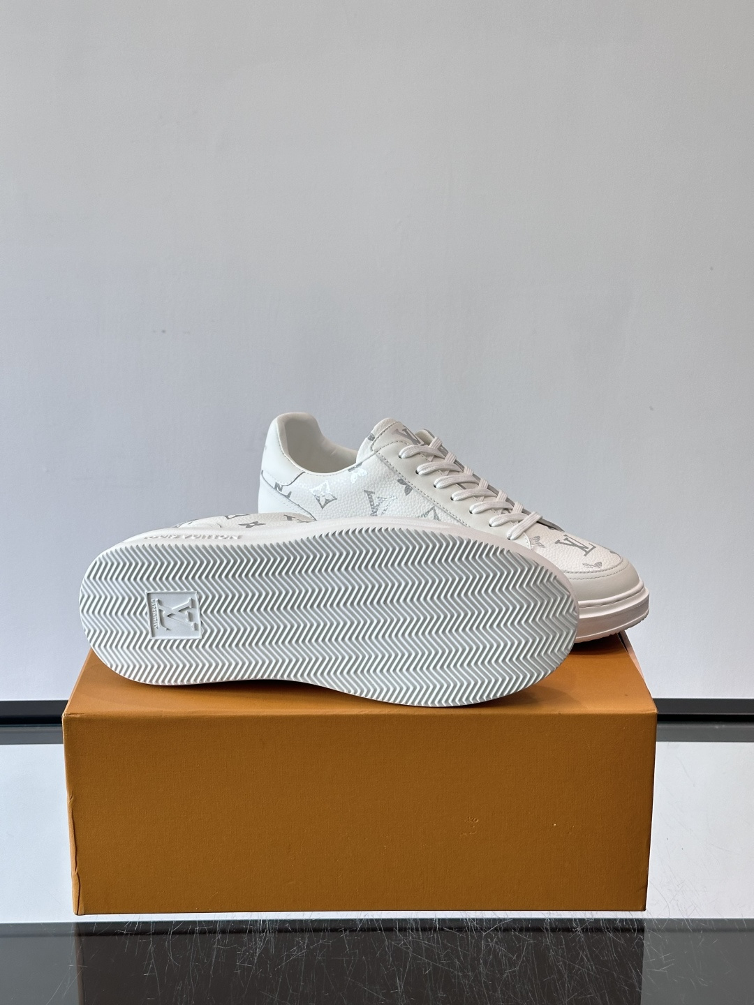 LV Beverly Hills运动鞋采用柔软牛皮，搭配经典Monogram印花，优雅又有辨识度✨。厚实