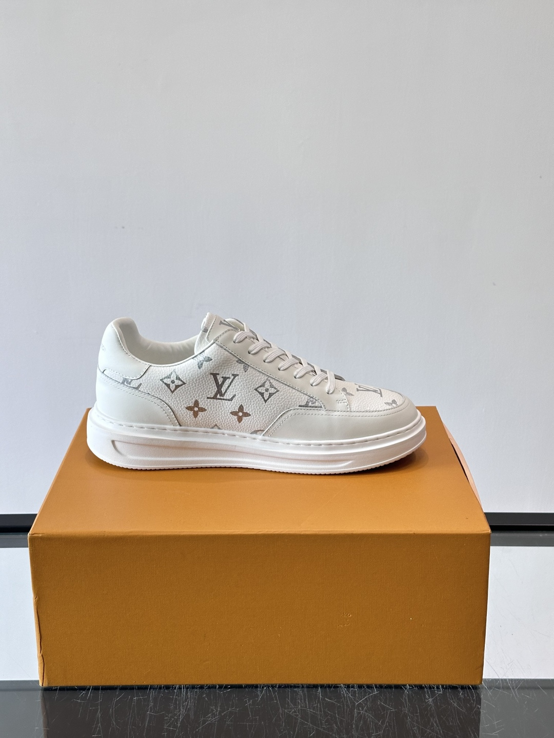LV Beverly Hills运动鞋采用柔软牛皮，搭配经典Monogram印花，优雅又有辨识度✨。厚实