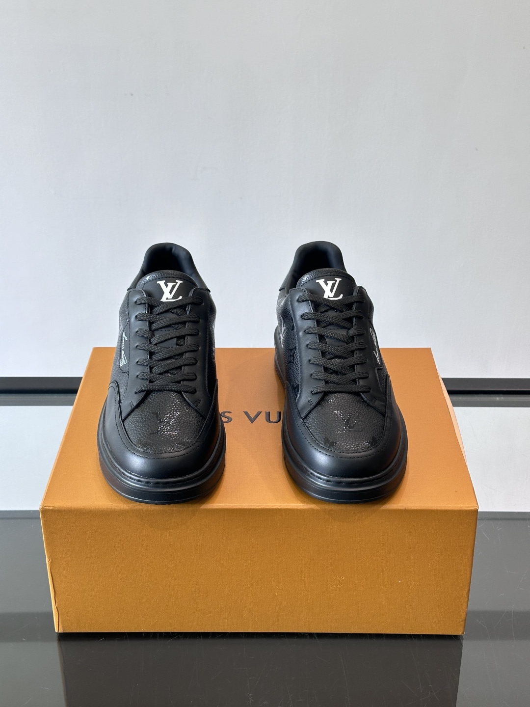 LV Beverly Hills运动鞋采用柔软牛皮，搭配经典Monogram印花，优雅又有辨识度✨。厚实