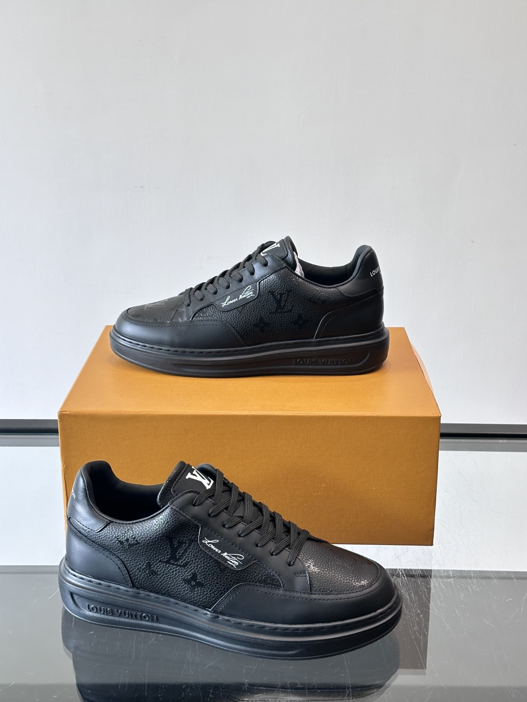 LV Beverly Hills运动鞋采用柔软牛皮，搭配经典Monogram印花，优雅又有辨识度✨。厚实