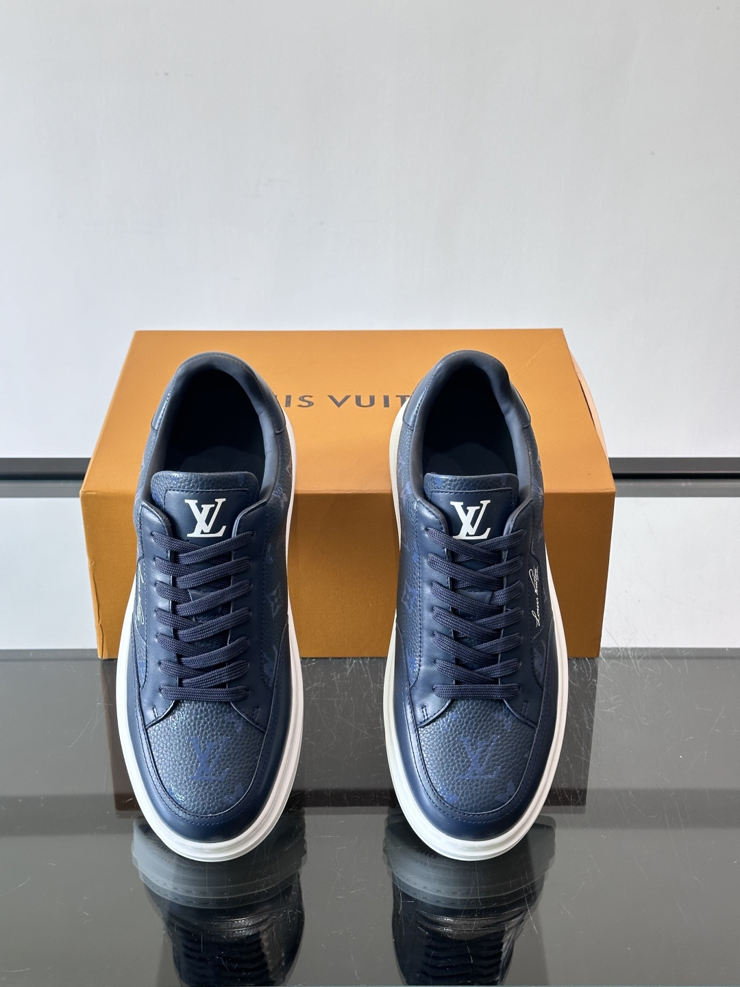 LV Beverly Hills运动鞋采用柔软牛皮，搭配经典Monogram印花，优雅又有辨识度✨。厚实