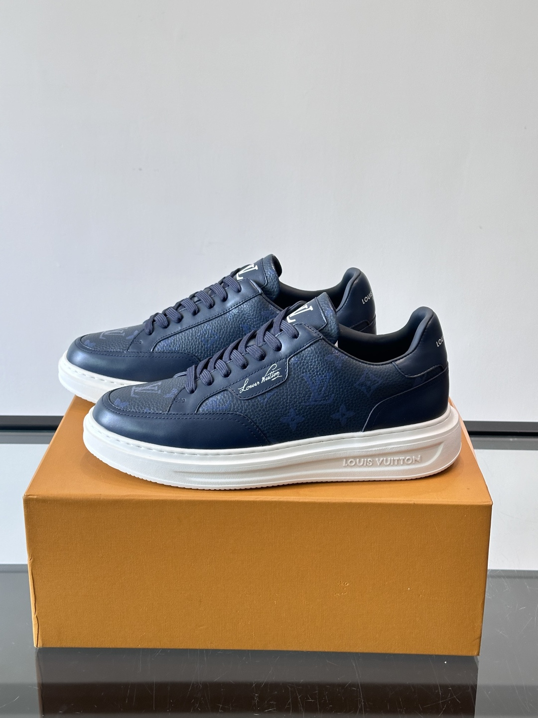 LV Beverly Hills运动鞋采用柔软牛皮，搭配经典Monogram印花，优雅又有辨识度✨。厚实