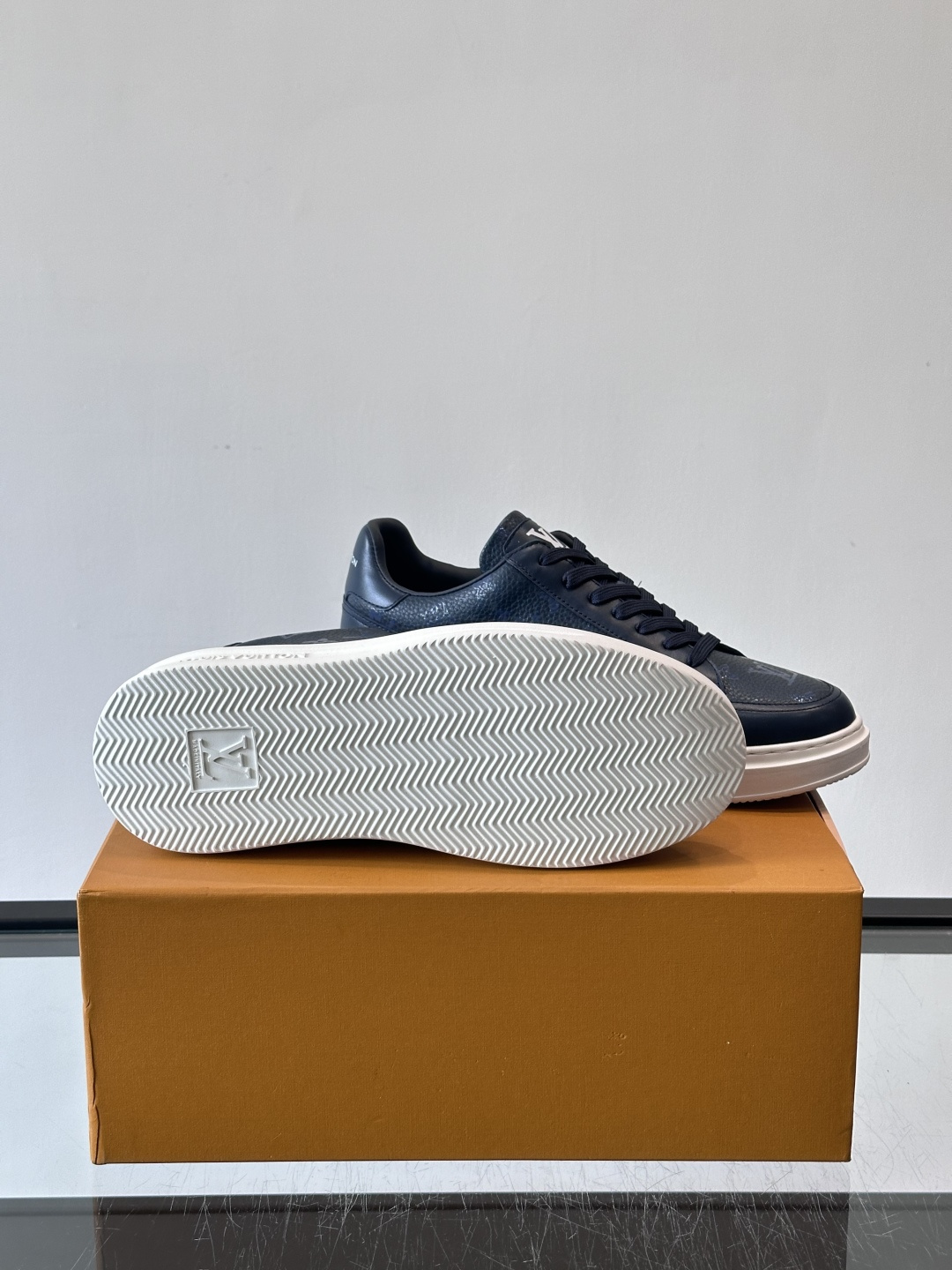 LV Beverly Hills运动鞋采用柔软牛皮，搭配经典Monogram印花，优雅又有辨识度✨。厚实