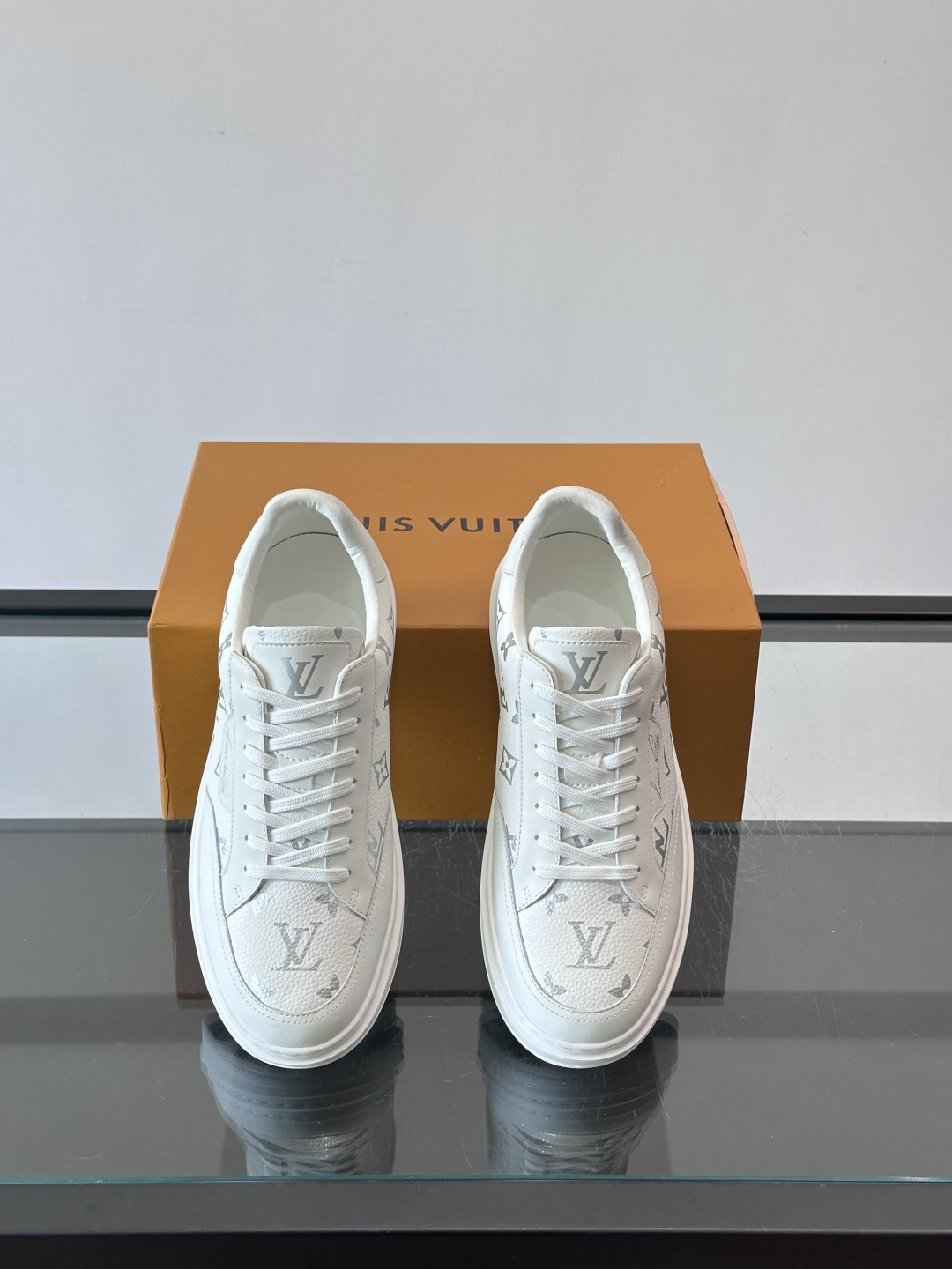 LV Beverly Hills运动鞋采用柔软牛皮，搭配经典Monogram印花，优雅又有辨识度✨。厚实