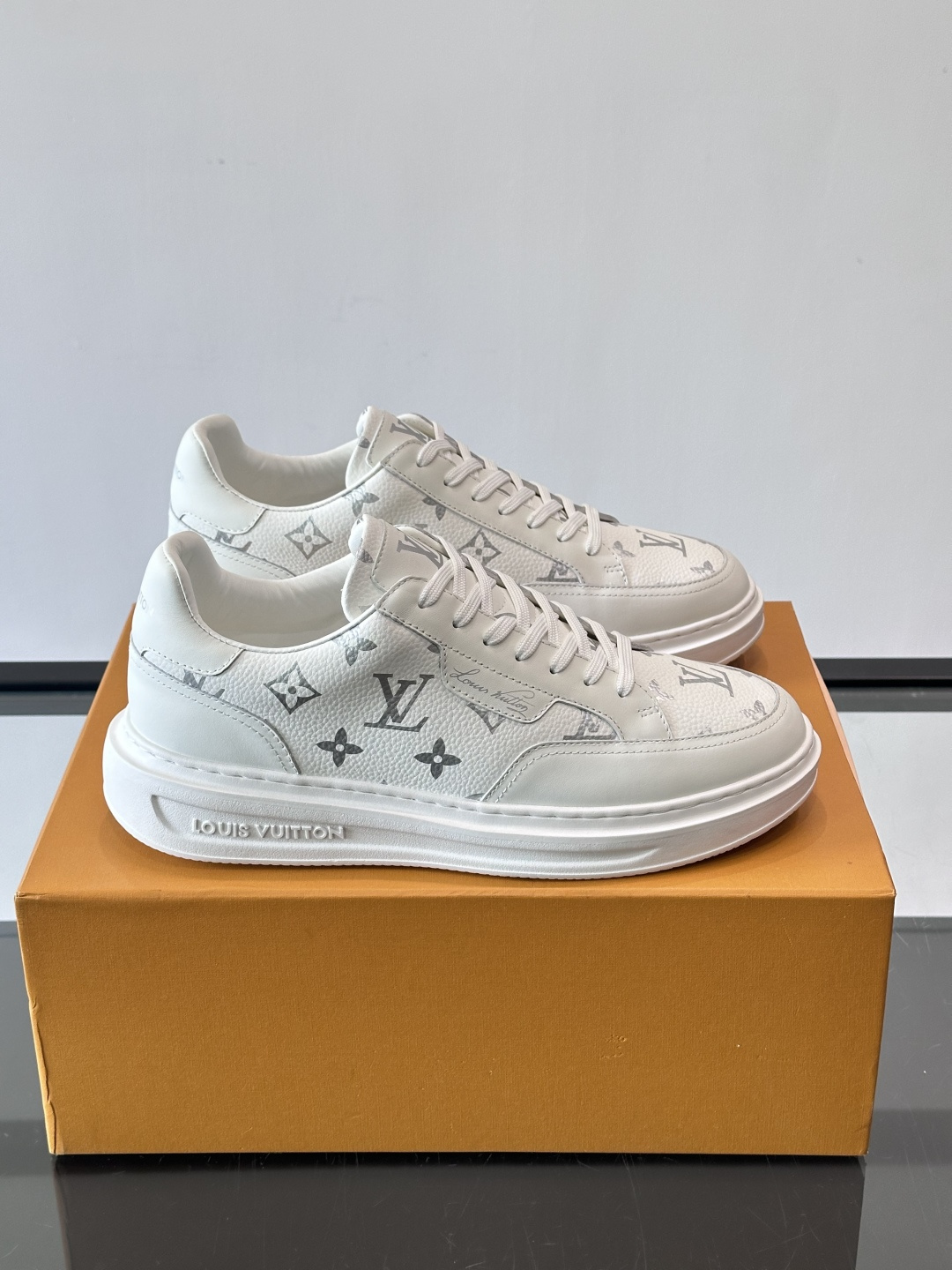 LV Beverly Hills运动鞋采用柔软牛皮，搭配经典Monogram印花，优雅又有辨识度✨。厚实