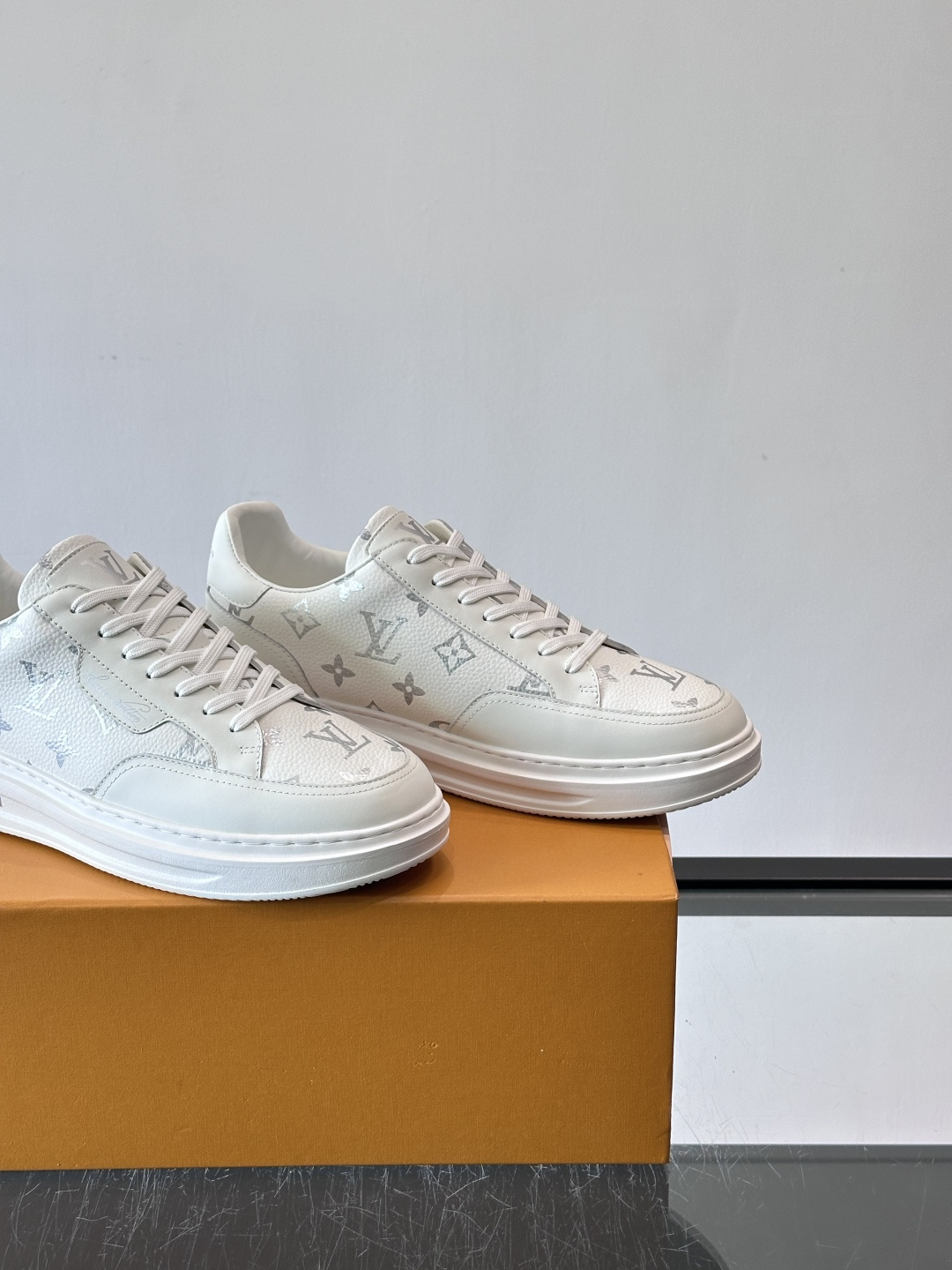 LV Beverly Hills运动鞋采用柔软牛皮，搭配经典Monogram印花，优雅又有辨识度✨。厚实