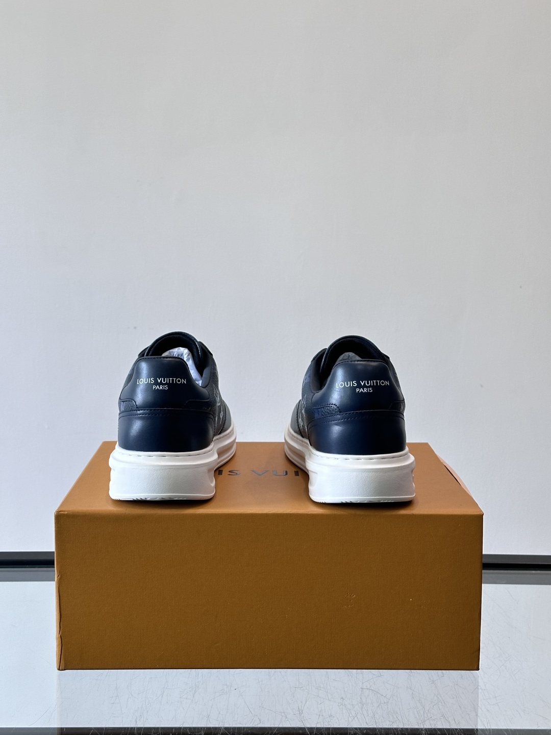 LV Beverly Hills运动鞋采用柔软牛皮，搭配经典Monogram印花，优雅又有辨识度✨。厚实