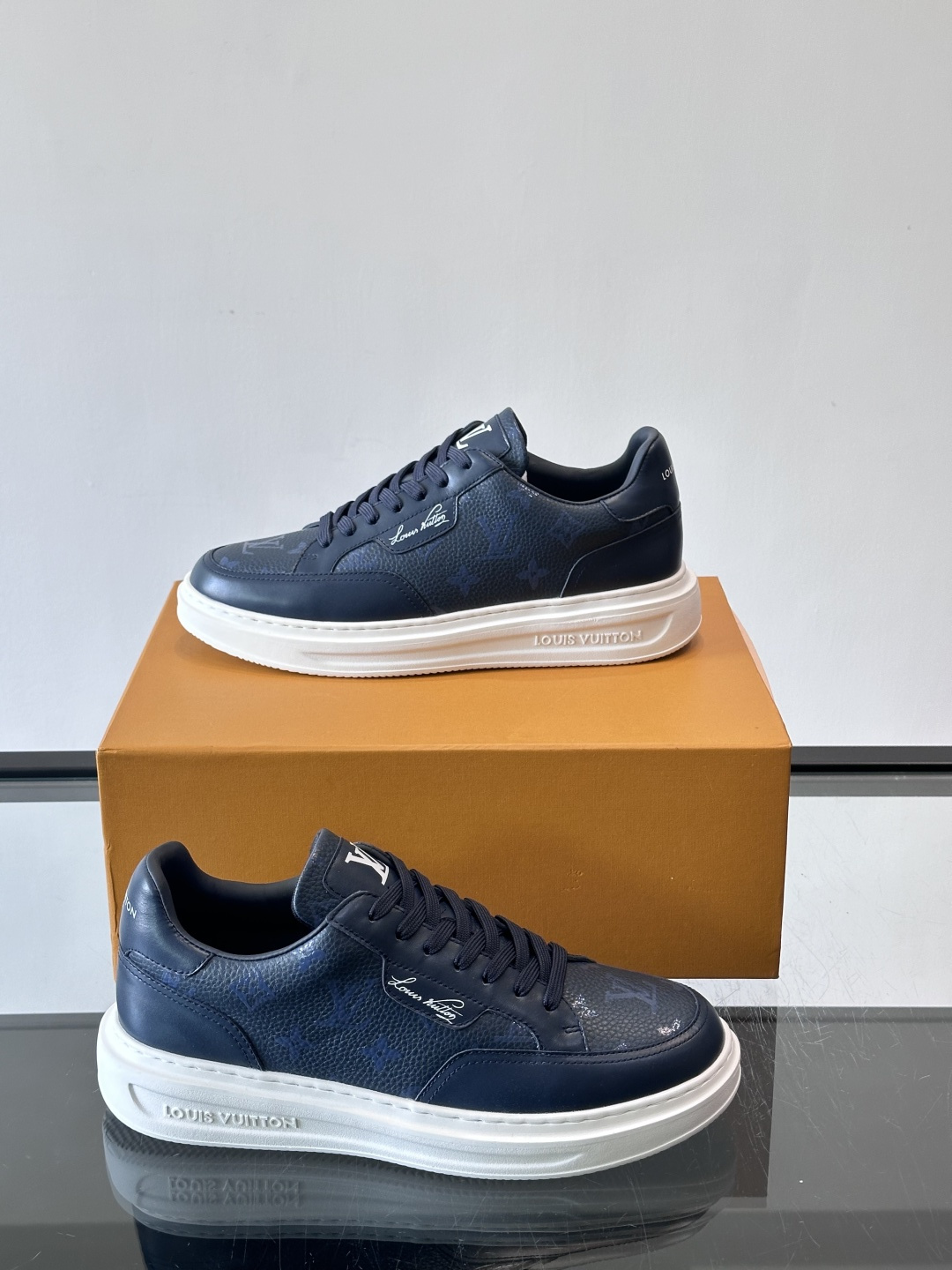 LV Beverly Hills运动鞋采用柔软牛皮，搭配经典Monogram印花，优雅又有辨识度✨。厚实