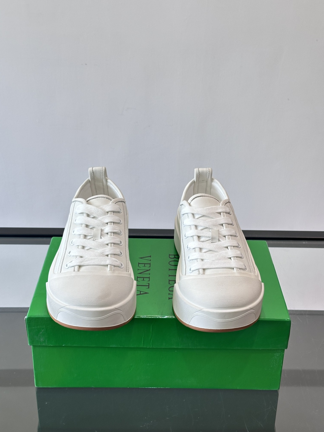 ​👟Bottega Veneta Vulcan系列厚底小白鞋，采用帆布棉+小牛皮拼接，舒适透气，厚底设计