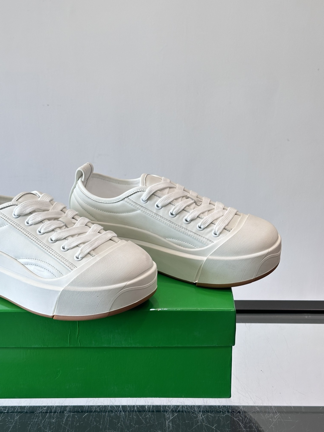 ​👟Bottega Veneta Vulcan系列厚底小白鞋，采用帆布棉+小牛皮拼接，舒适透气，厚底设计