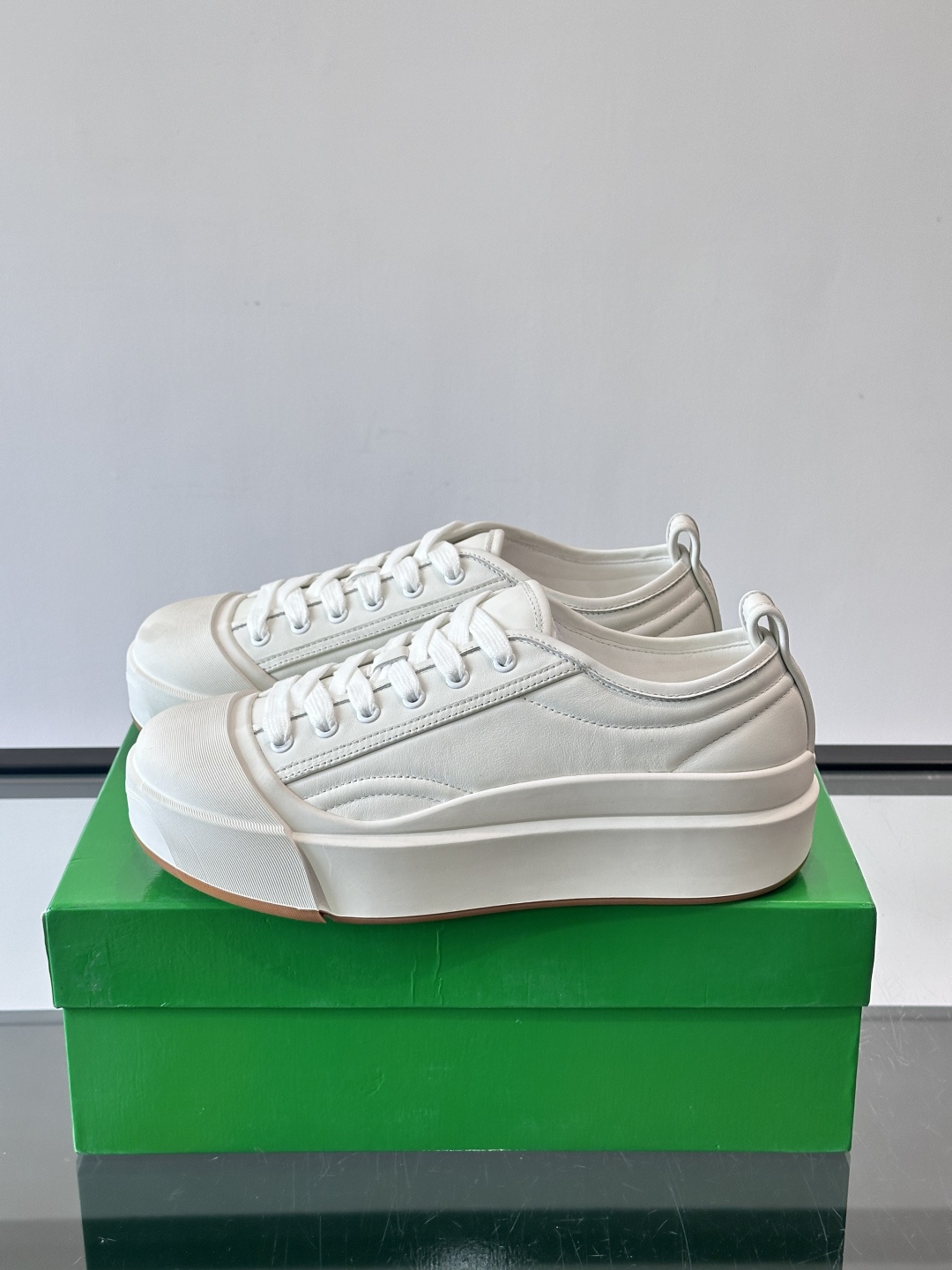 ​👟Bottega Veneta Vulcan系列厚底小白鞋，采用帆布棉+小牛皮拼接，舒适透气，厚底设计