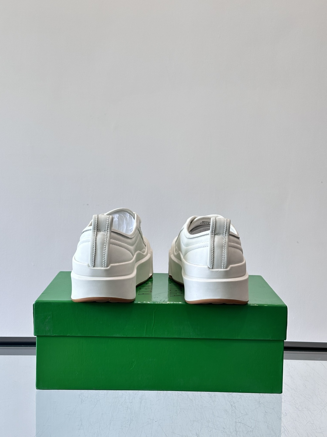 ​👟Bottega Veneta Vulcan系列厚底小白鞋，采用帆布棉+小牛皮拼接，舒适透气，厚底设计