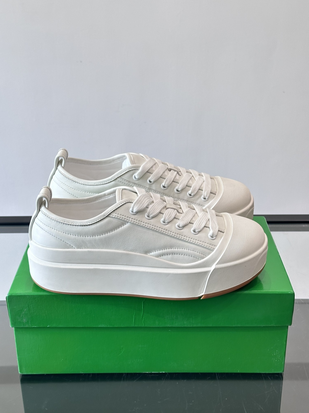 ​👟Bottega Veneta Vulcan系列厚底小白鞋，采用帆布棉+小牛皮拼接，舒适透气，厚底设计