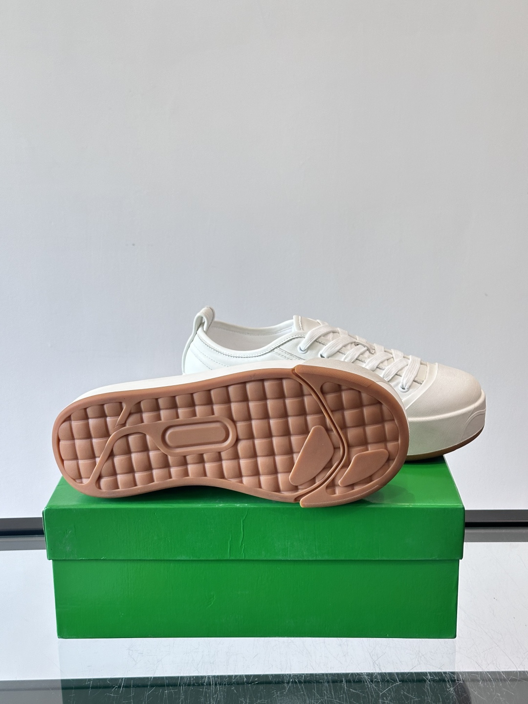 ​👟Bottega Veneta Vulcan系列厚底小白鞋，采用帆布棉+小牛皮拼接，舒适透气，厚底设计