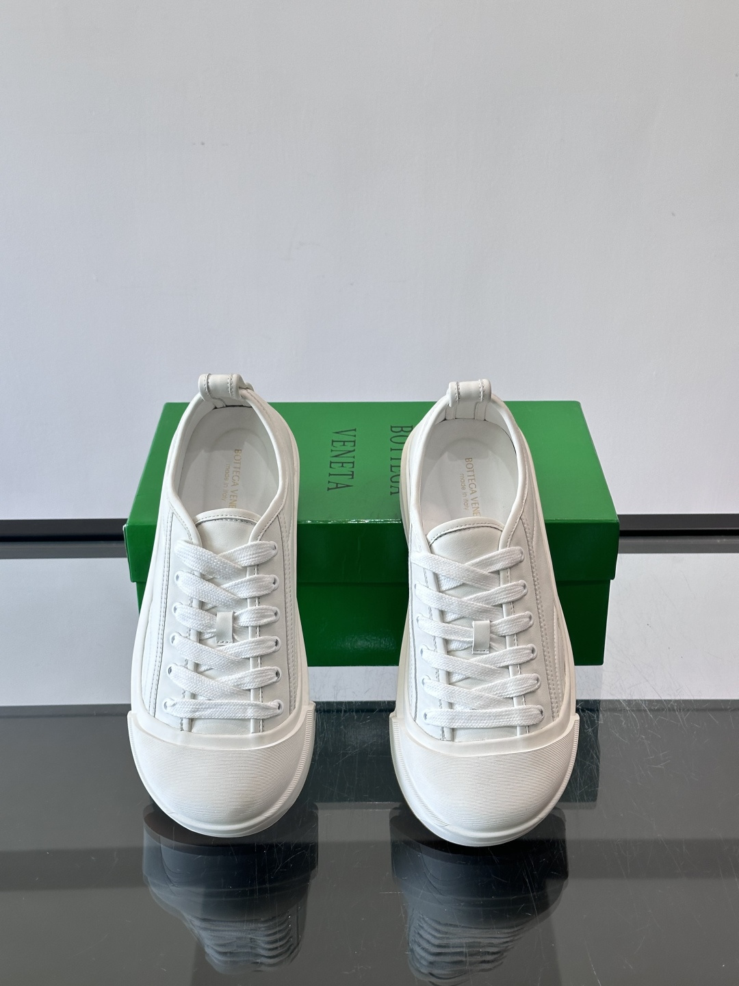 ​👟Bottega Veneta Vulcan系列厚底小白鞋，采用帆布棉+小牛皮拼接，舒适透气，厚底设计