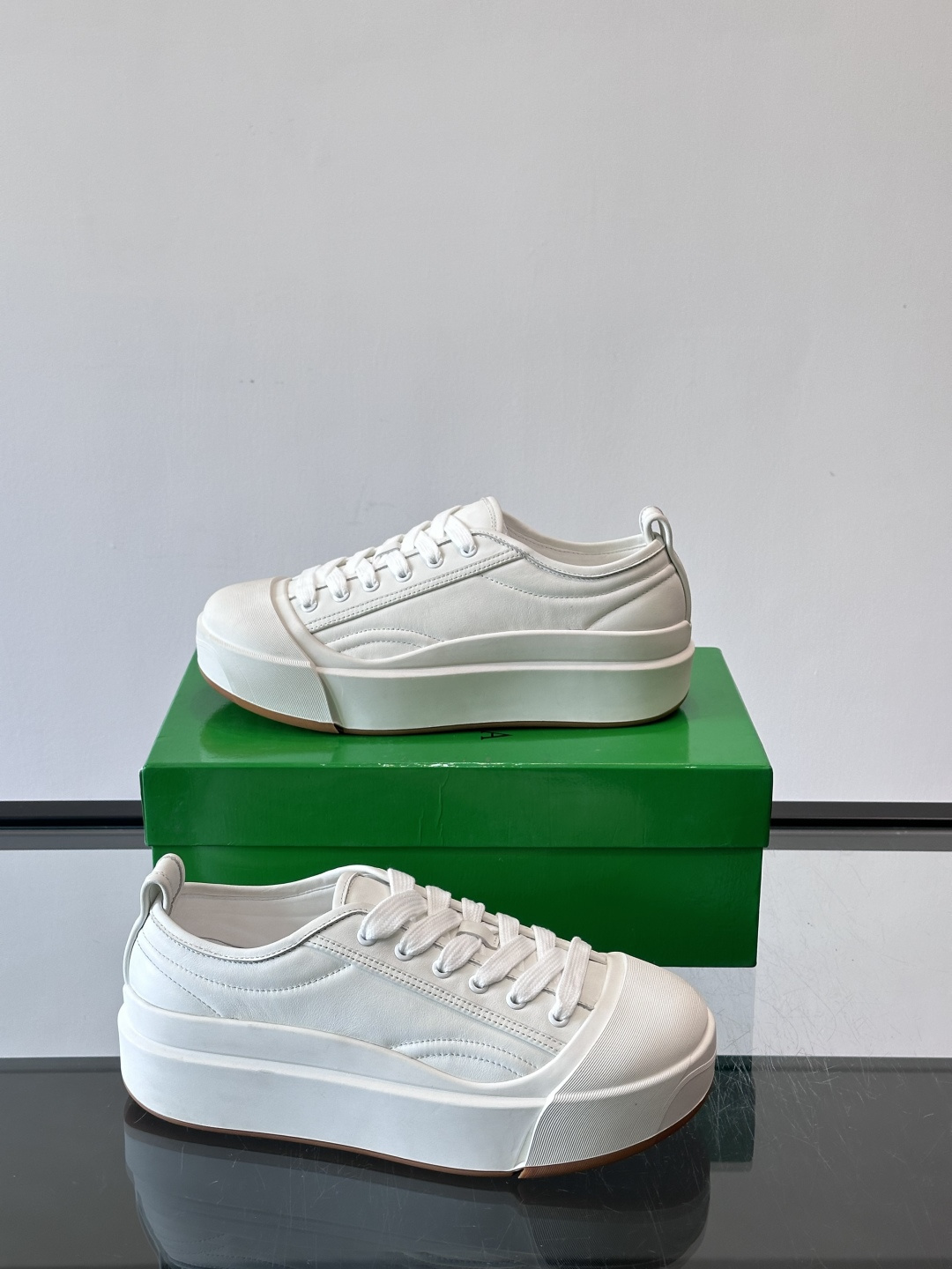 ​👟Bottega Veneta Vulcan系列厚底小白鞋，采用帆布棉+小牛皮拼接，舒适透气，厚底设计