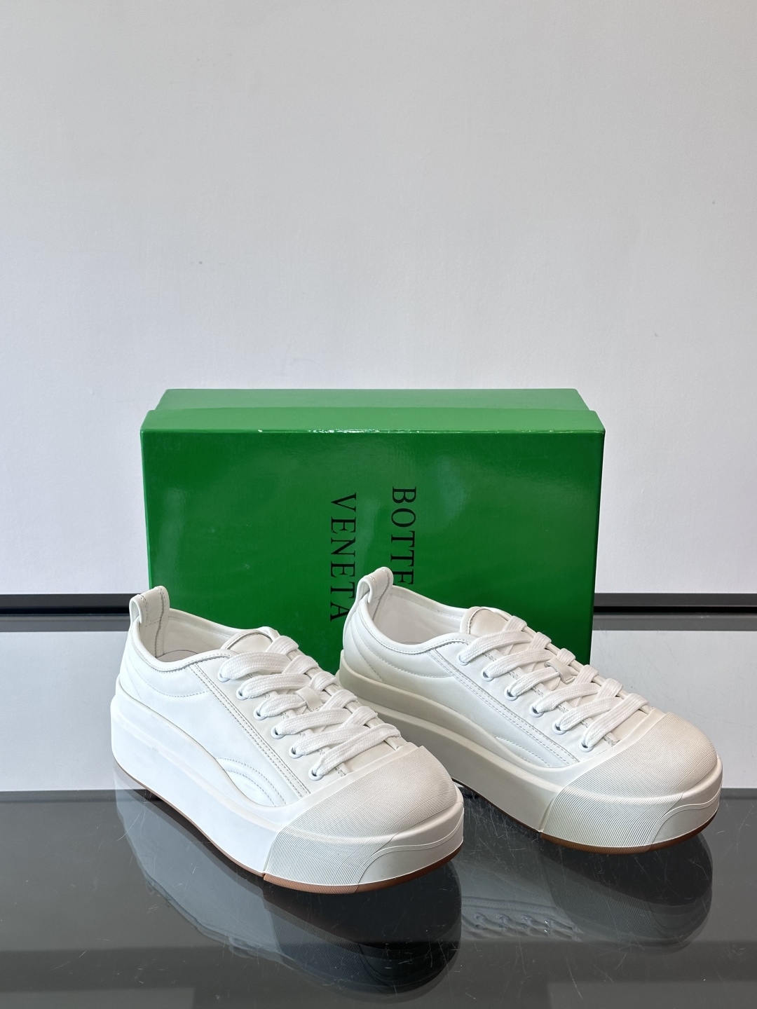 ​👟Bottega Veneta Vulcan系列厚底小白鞋，采用帆布棉+小牛皮拼接，舒适透气，厚底设计