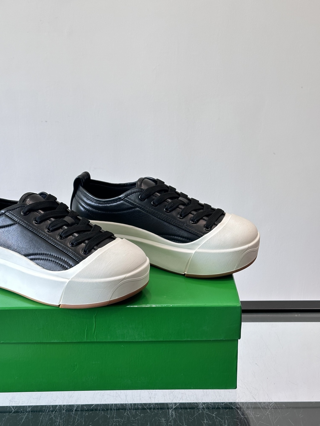 ​👟Bottega Veneta Vulcan系列厚底小白鞋，采用帆布棉+小牛皮拼接，舒适透气，厚底设计