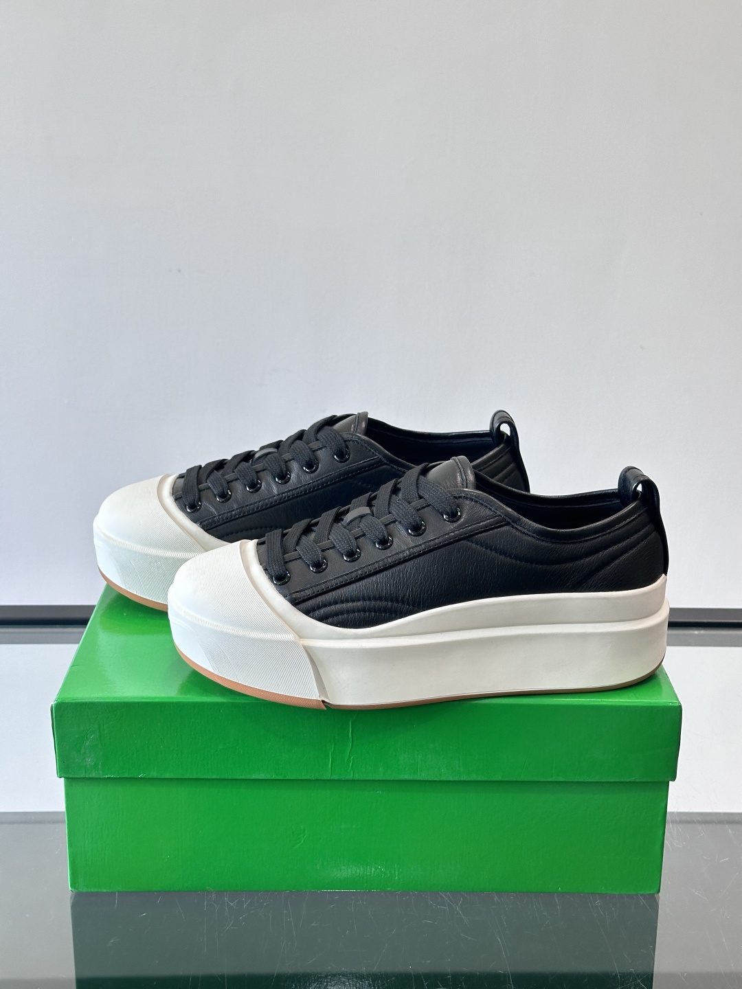 ​👟Bottega Veneta Vulcan系列厚底小白鞋，采用帆布棉+小牛皮拼接，舒适透气，厚底设计