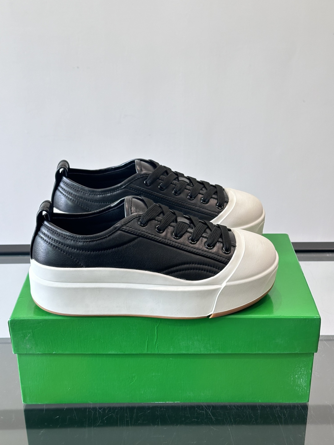 ​👟Bottega Veneta Vulcan系列厚底小白鞋，采用帆布棉+小牛皮拼接，舒适透气，厚底设计