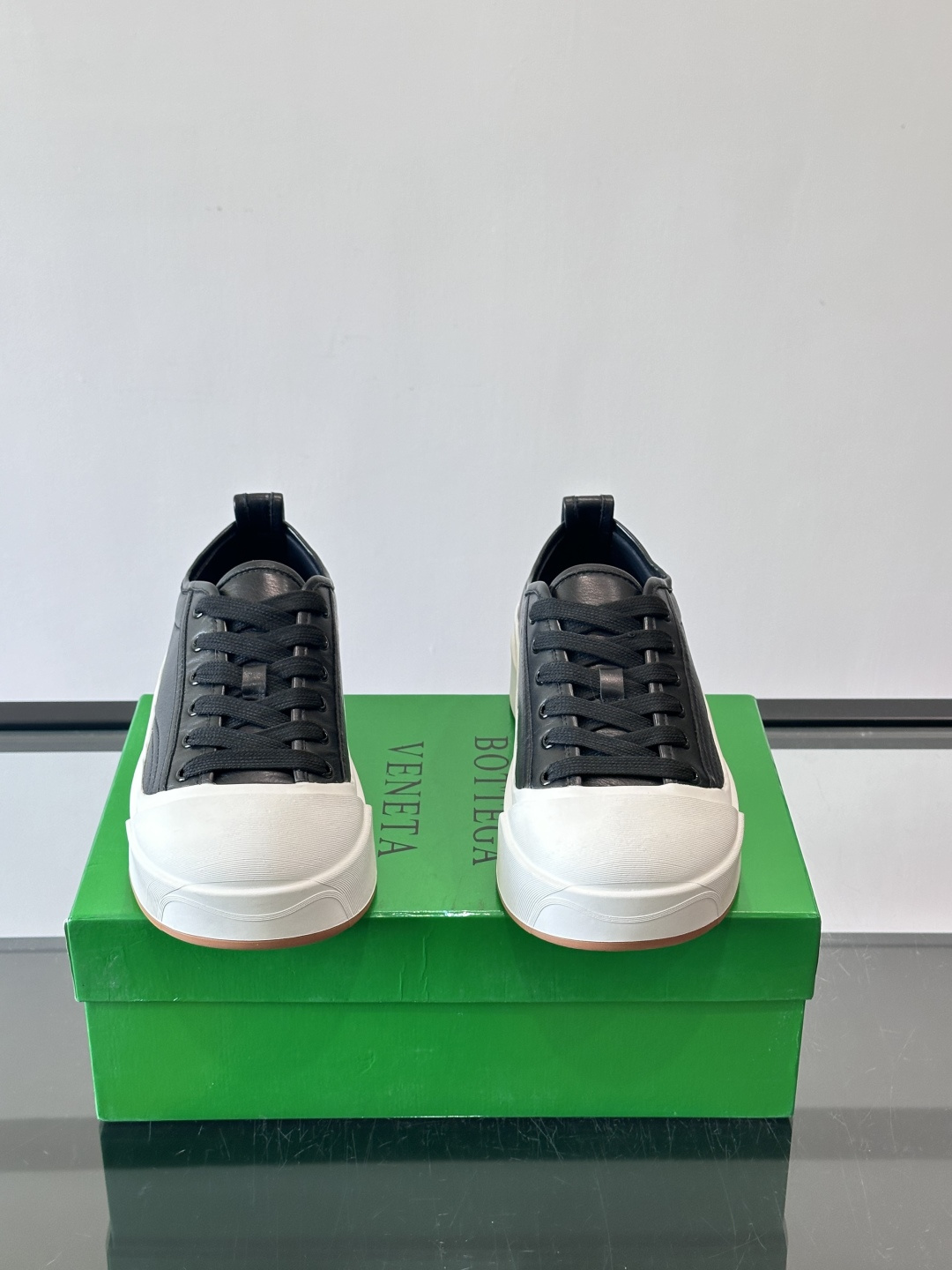 ​👟Bottega Veneta Vulcan系列厚底小白鞋，采用帆布棉+小牛皮拼接，舒适透气，厚底设计