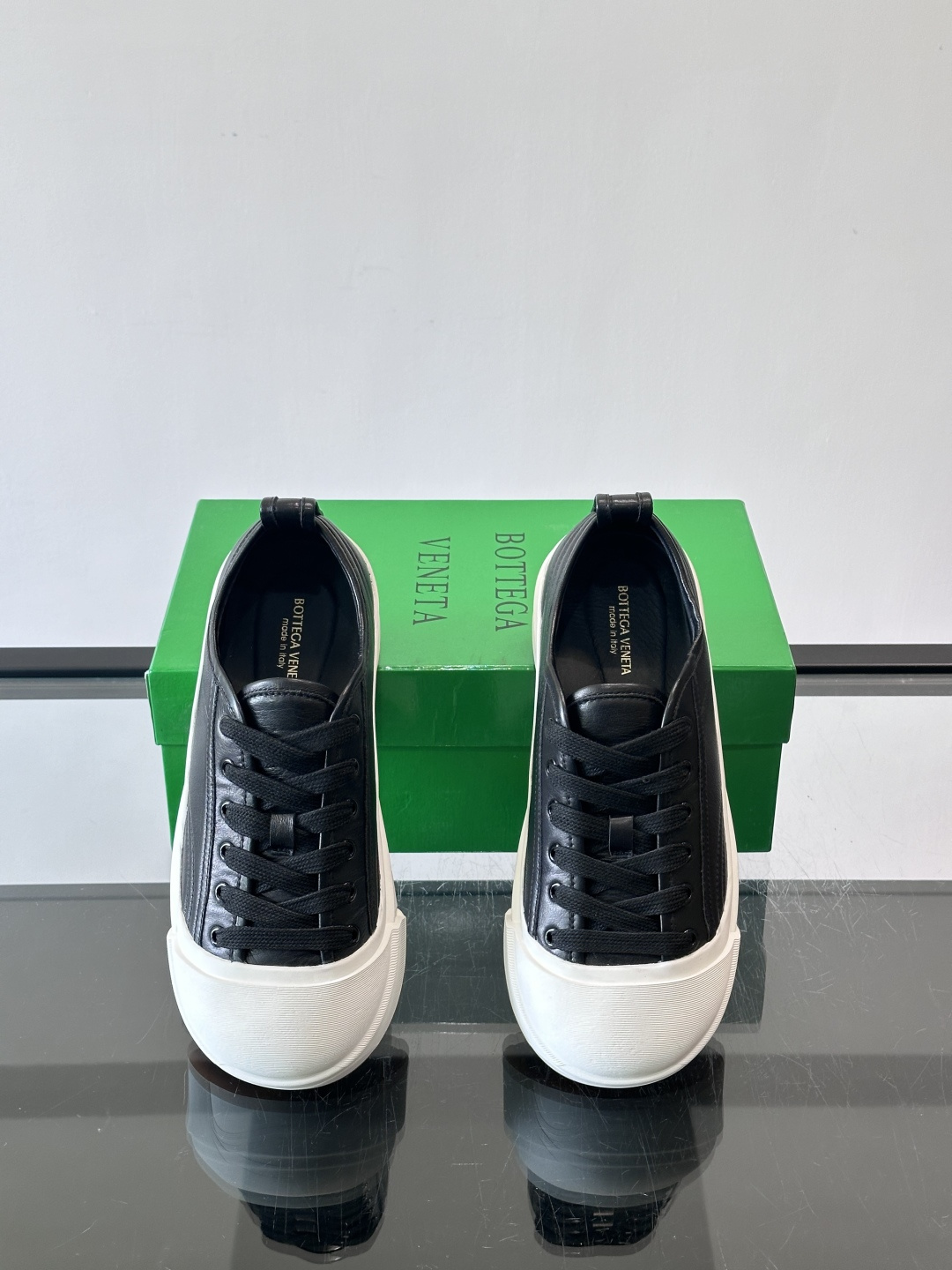 ​👟Bottega Veneta Vulcan系列厚底小白鞋，采用帆布棉+小牛皮拼接，舒适透气，厚底设计