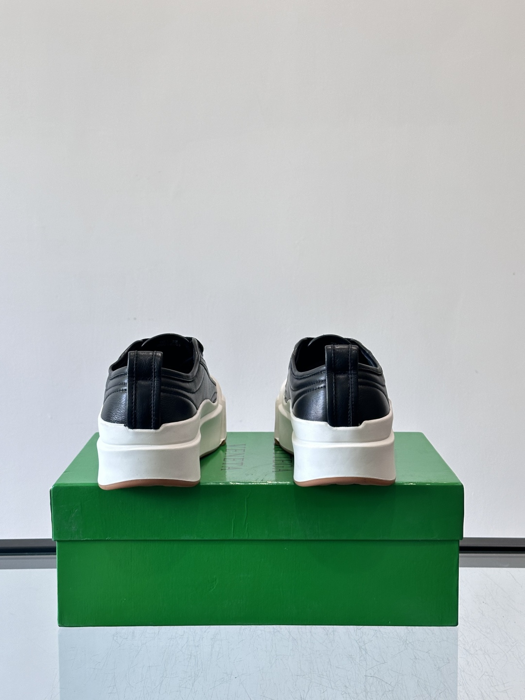 ​👟Bottega Veneta Vulcan系列厚底小白鞋，采用帆布棉+小牛皮拼接，舒适透气，厚底设计