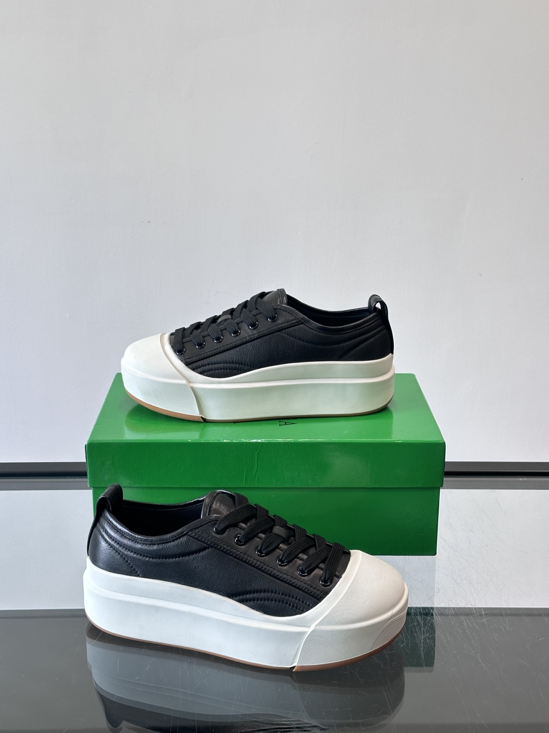 ​👟Bottega Veneta Vulcan系列厚底小白鞋，采用帆布棉+小牛皮拼接，舒适透气，厚底设计