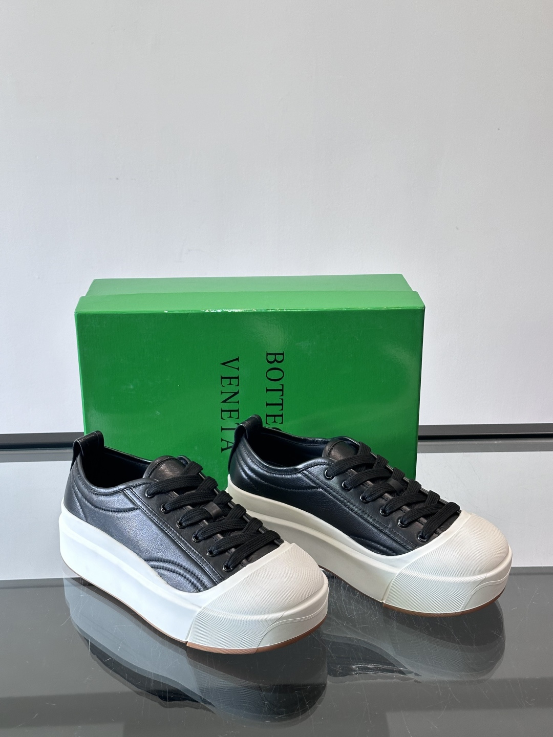 ​👟Bottega Veneta Vulcan系列厚底小白鞋，采用帆布棉+小牛皮拼接，舒适透气，厚底设计