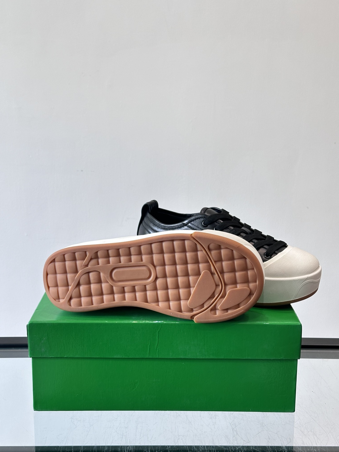 ​👟Bottega Veneta Vulcan系列厚底小白鞋，采用帆布棉+小牛皮拼接，舒适透气，厚底设计